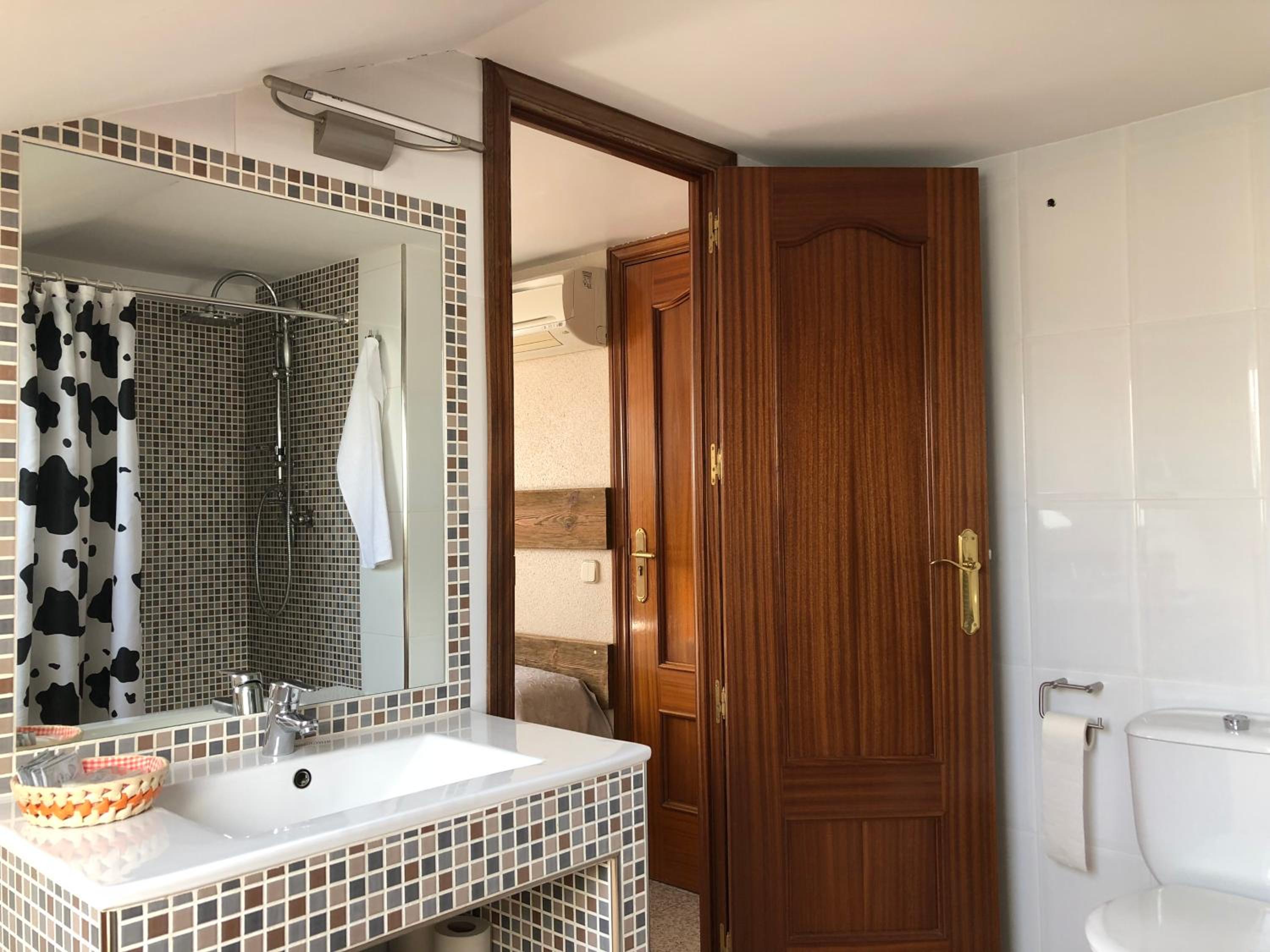 Double or Twin Room - Photo 12