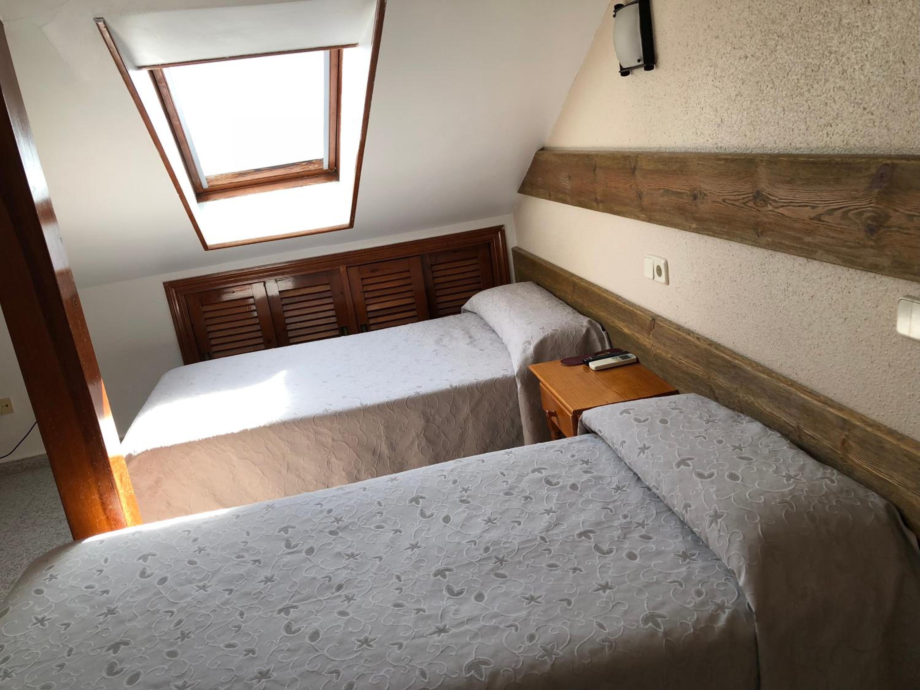 Double or Twin Room - Photo 11