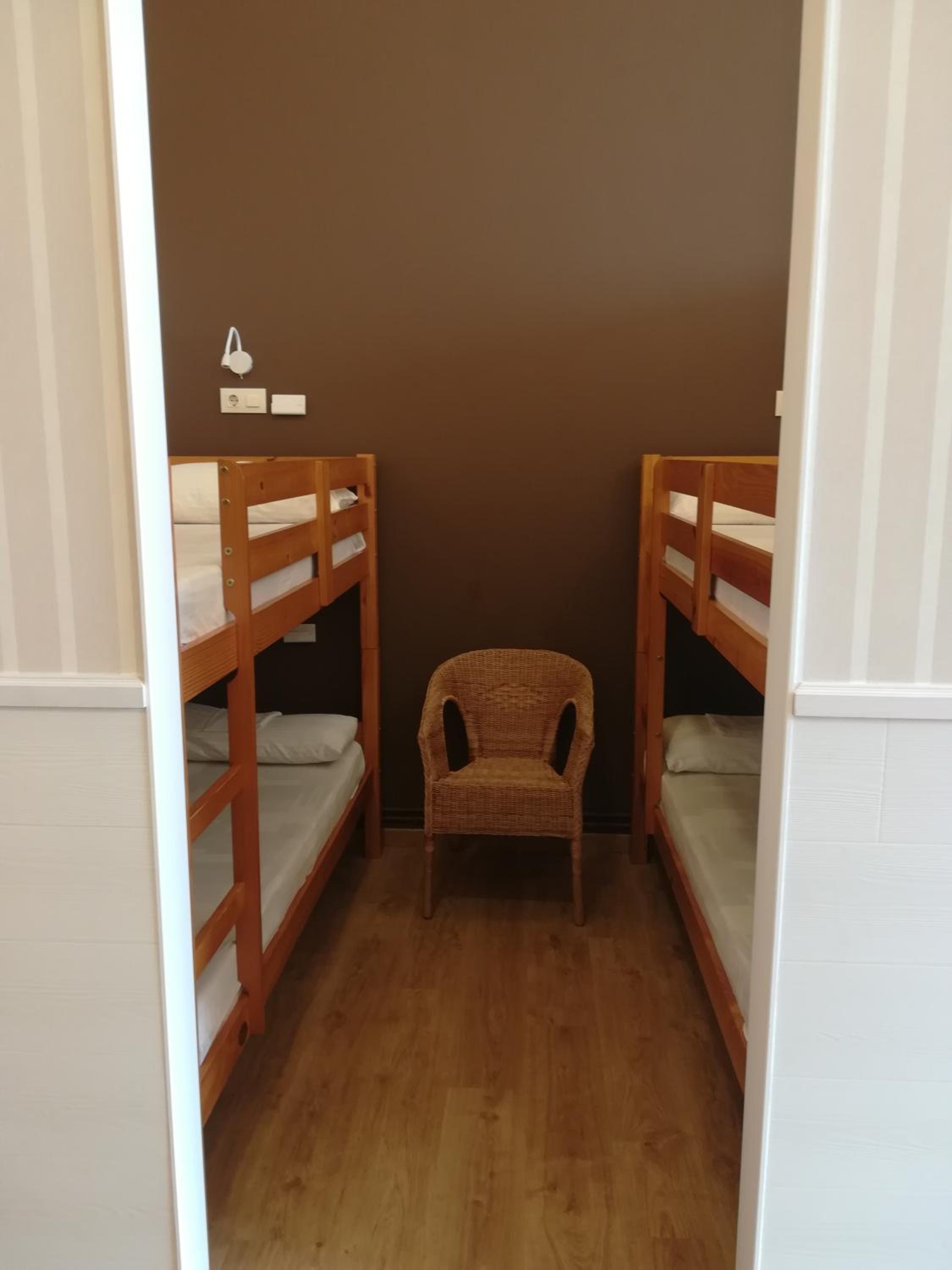 28-bed mixed shared room photo 3