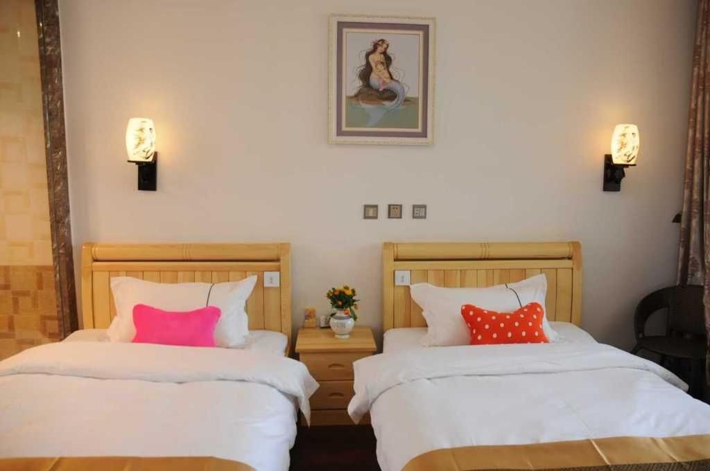 Standard Twin Room with Mountain View