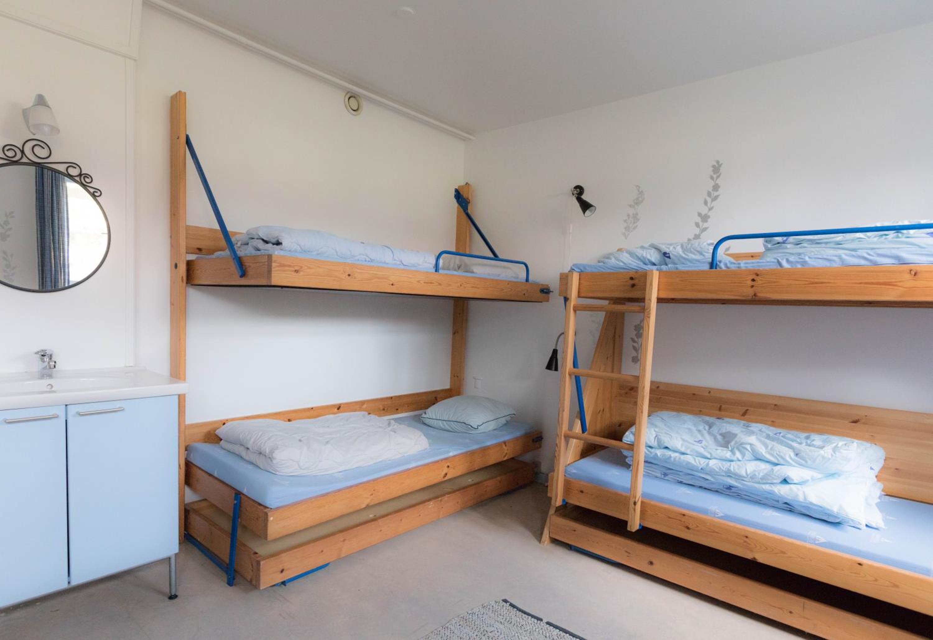 6-Bed Mixed Dormitory Room photo 2
