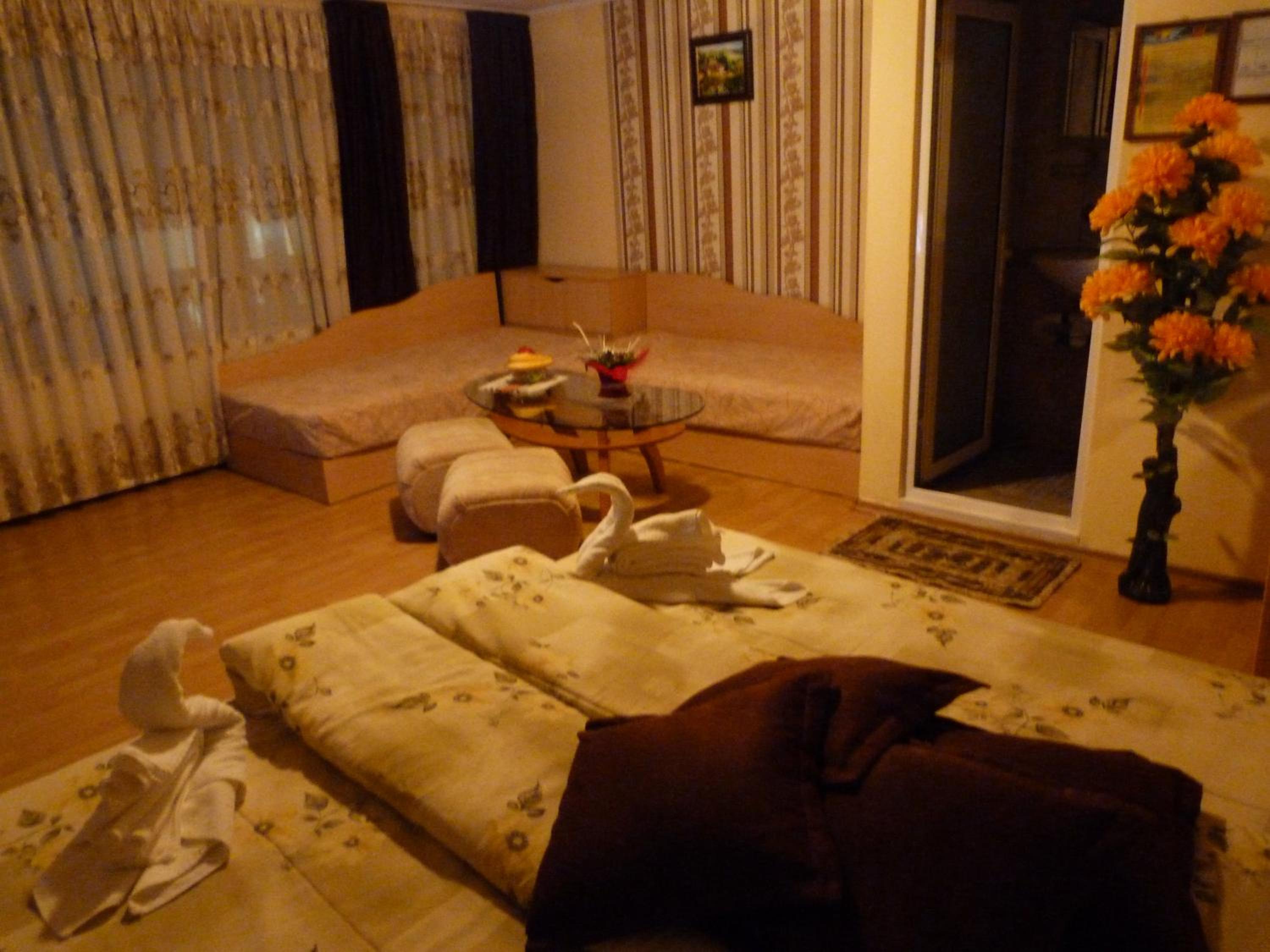 Eight-Bedroom House photo 2