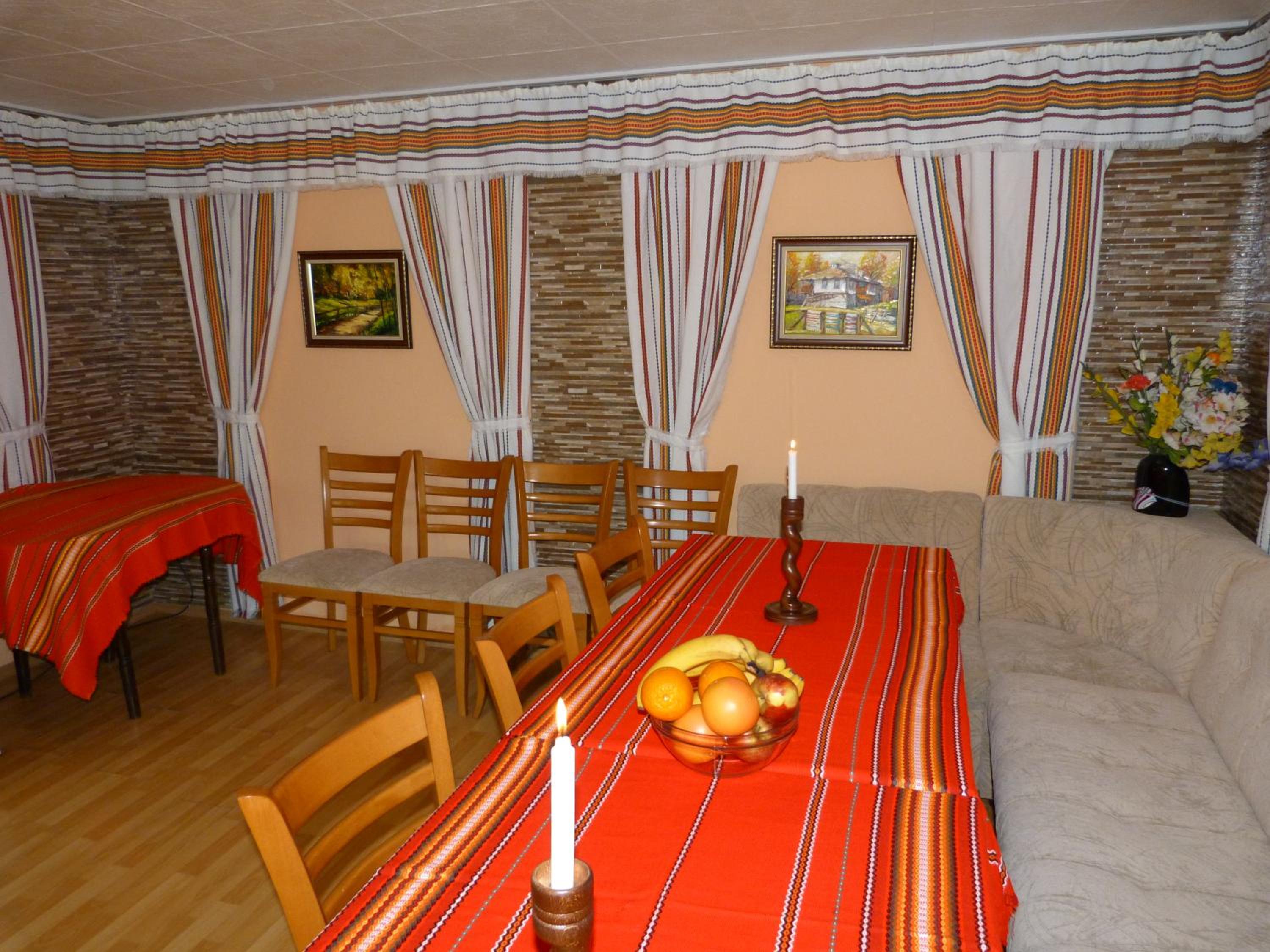 Eight-Bedroom House photo 3
