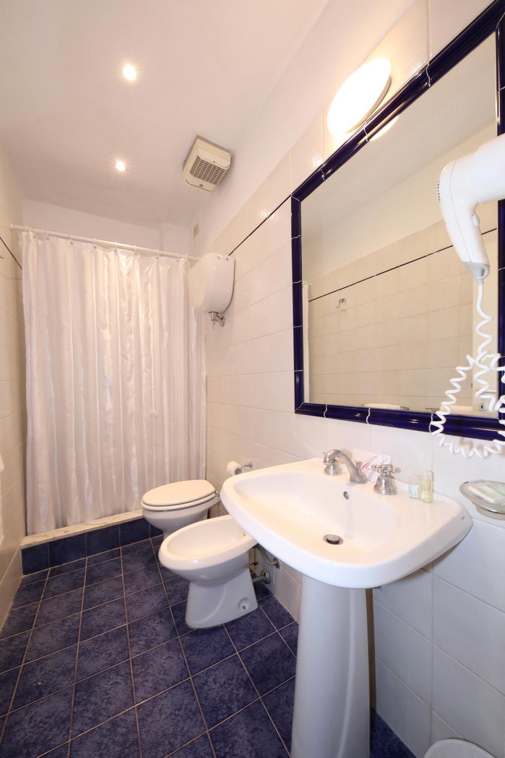 Double or Twin Room - Photo 11