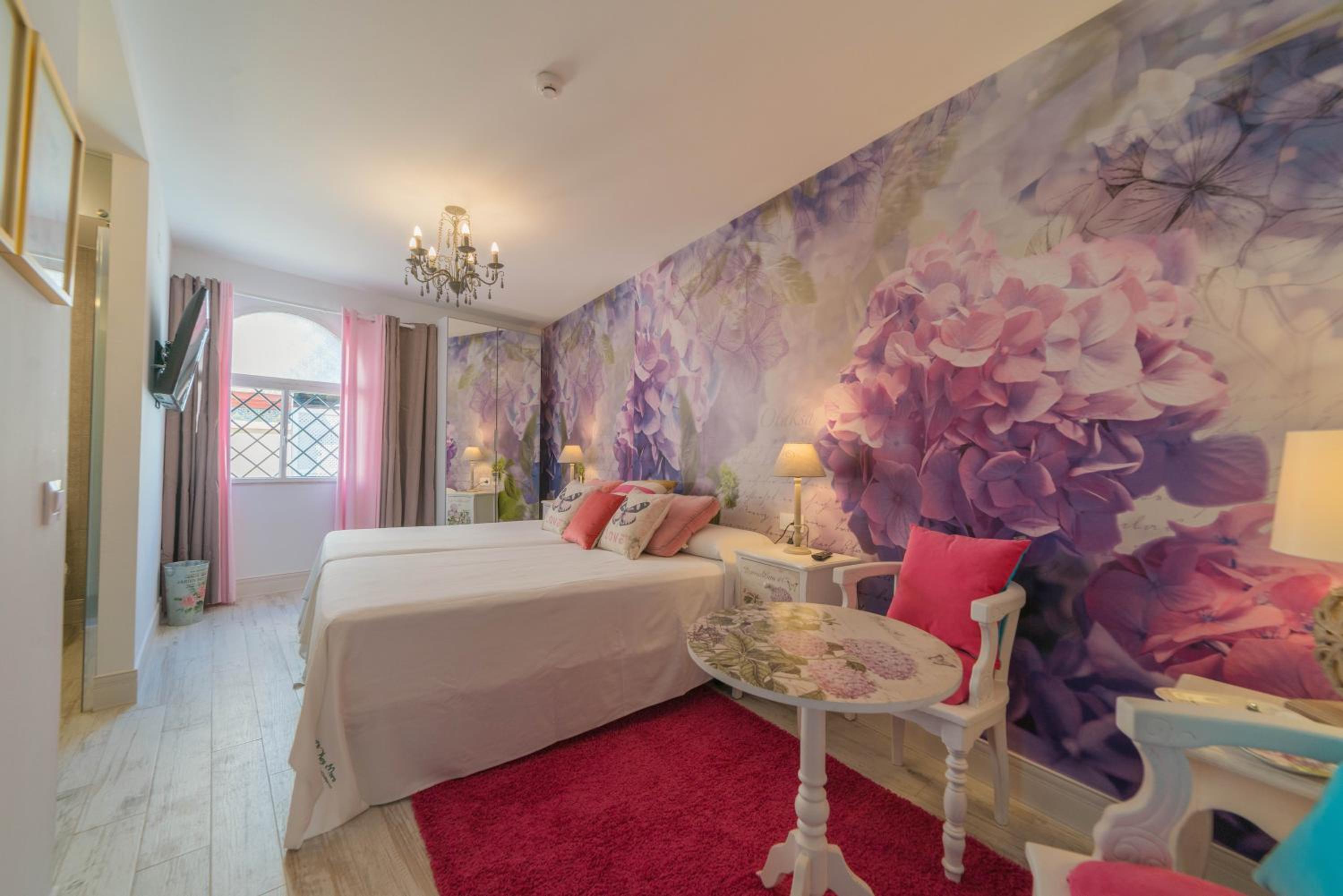 Queen Room photo 2