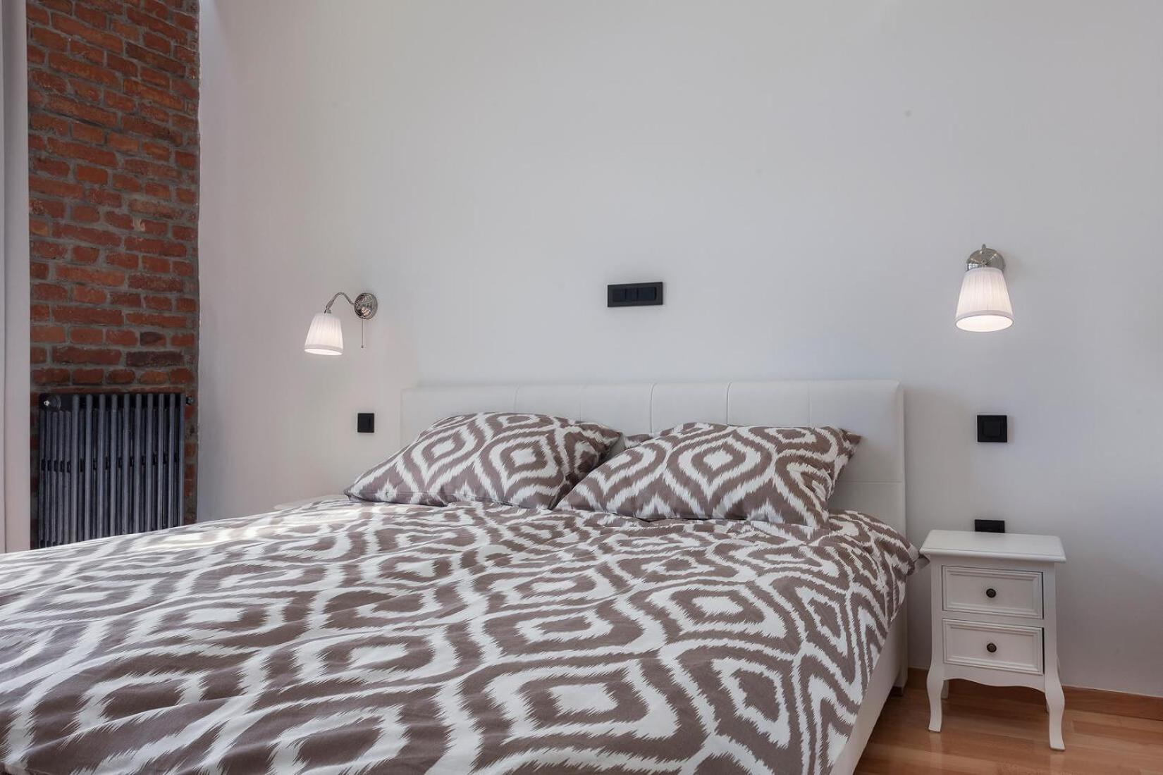 Apartment with Balcony - Photo 6