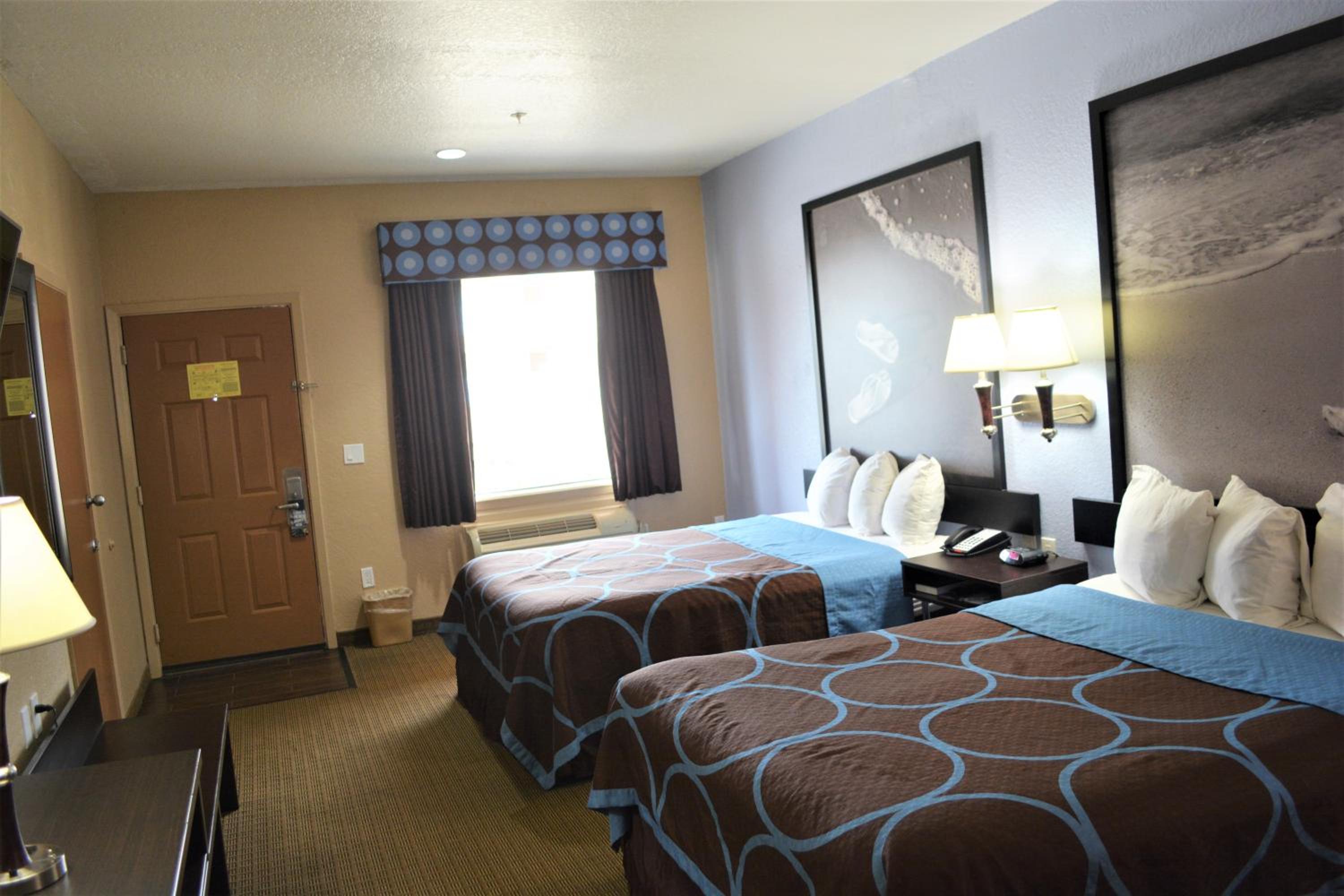 Queen Room with Two Queen Beds - Non-Smoking - Photo 2