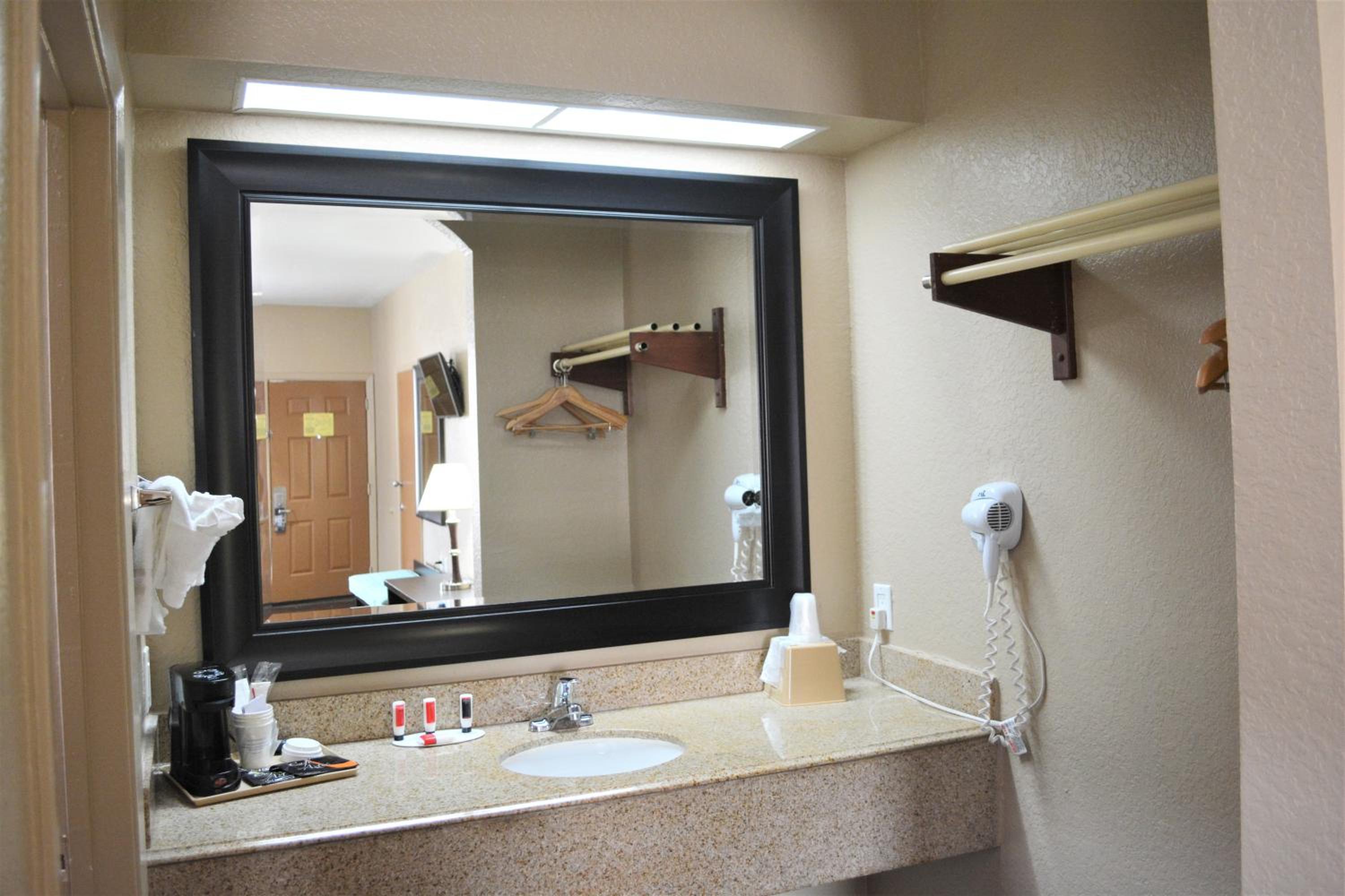 King Room - Non-Smoking - Photo 6