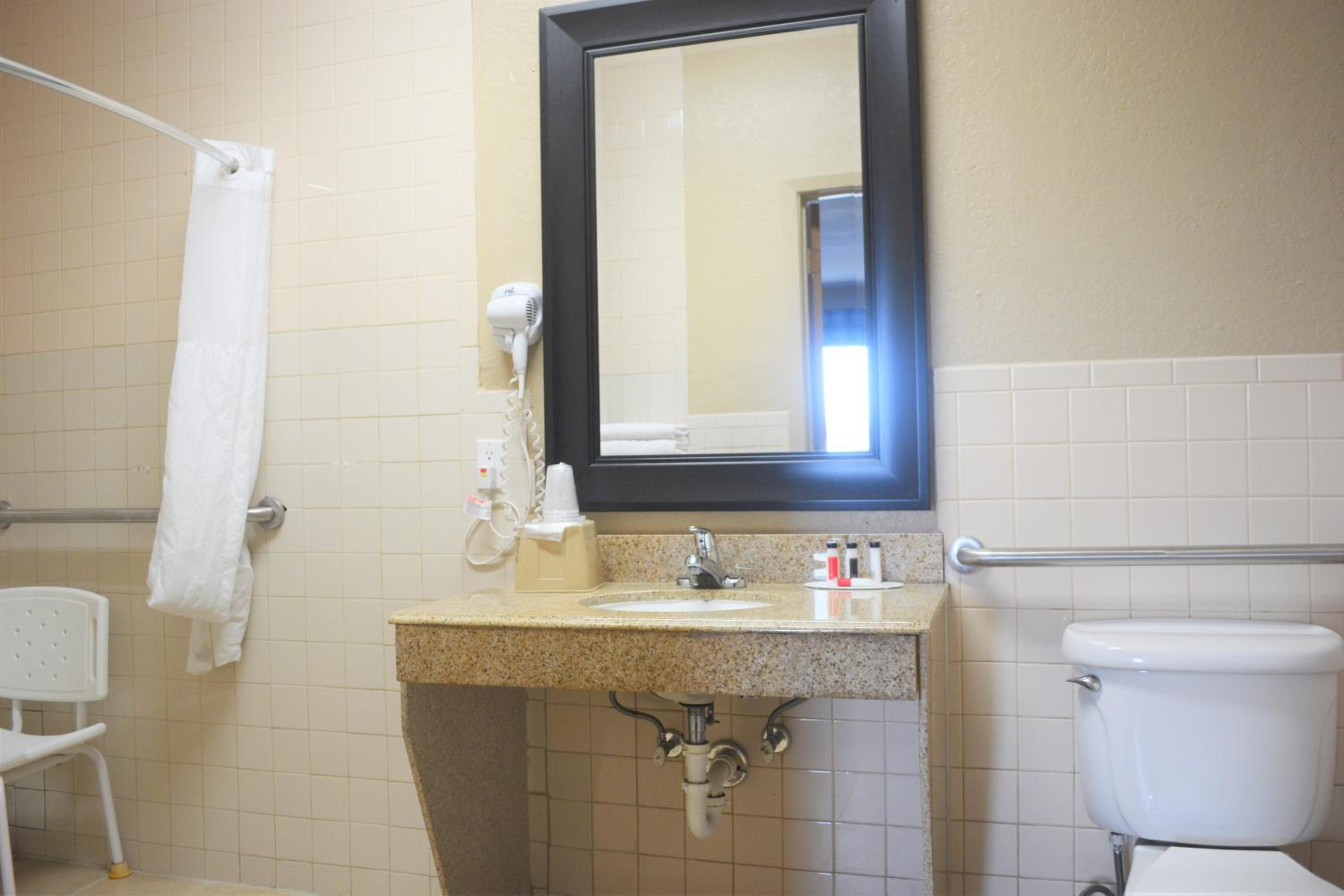 2 Queen Beds, Mobility/Accessible Room, Roll-In Shower, Non-Smoking - Photo 7