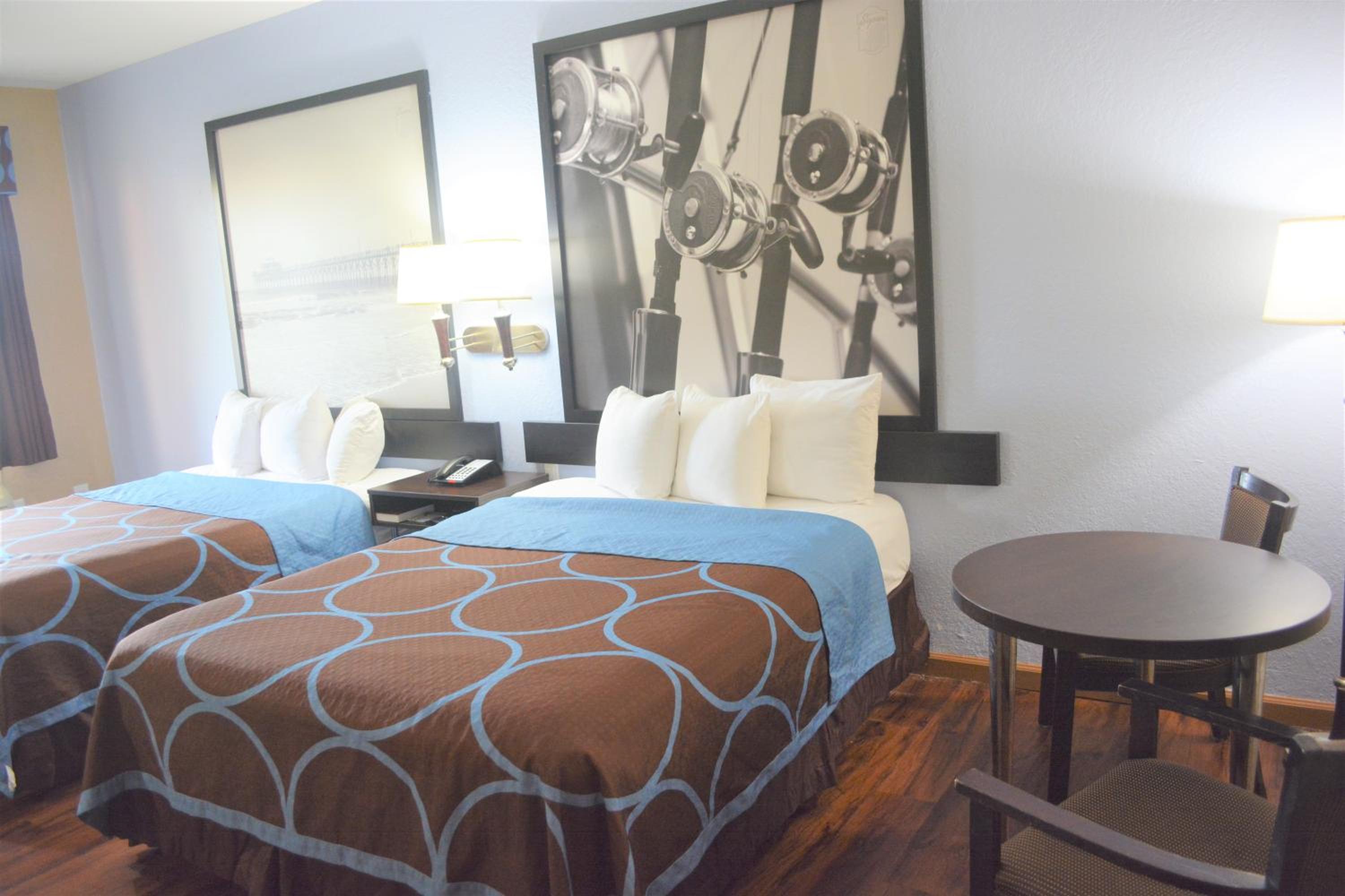 Queen Room with Two Queen Beds - Non-Smoking - Photo 1