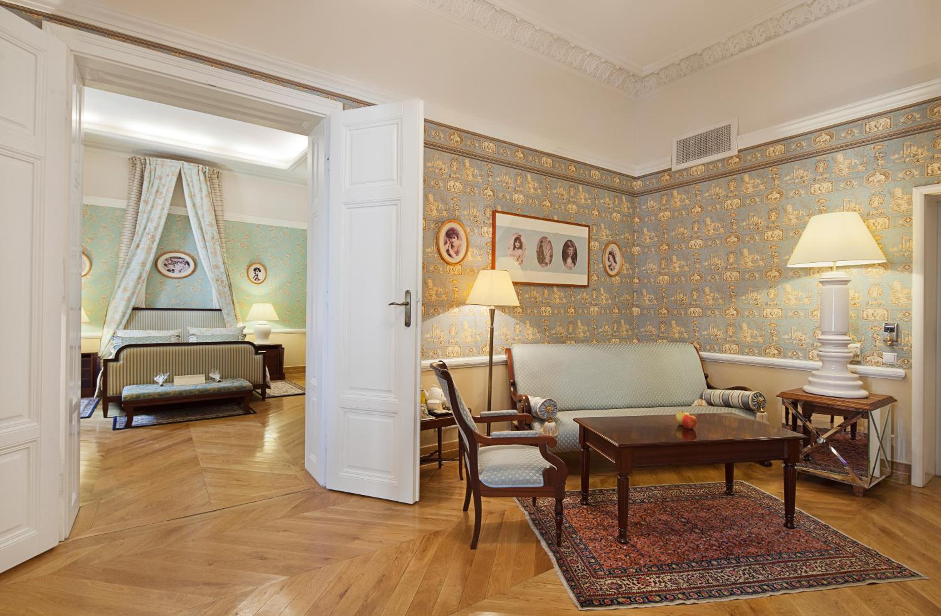 Executive Suite - Photo 9
