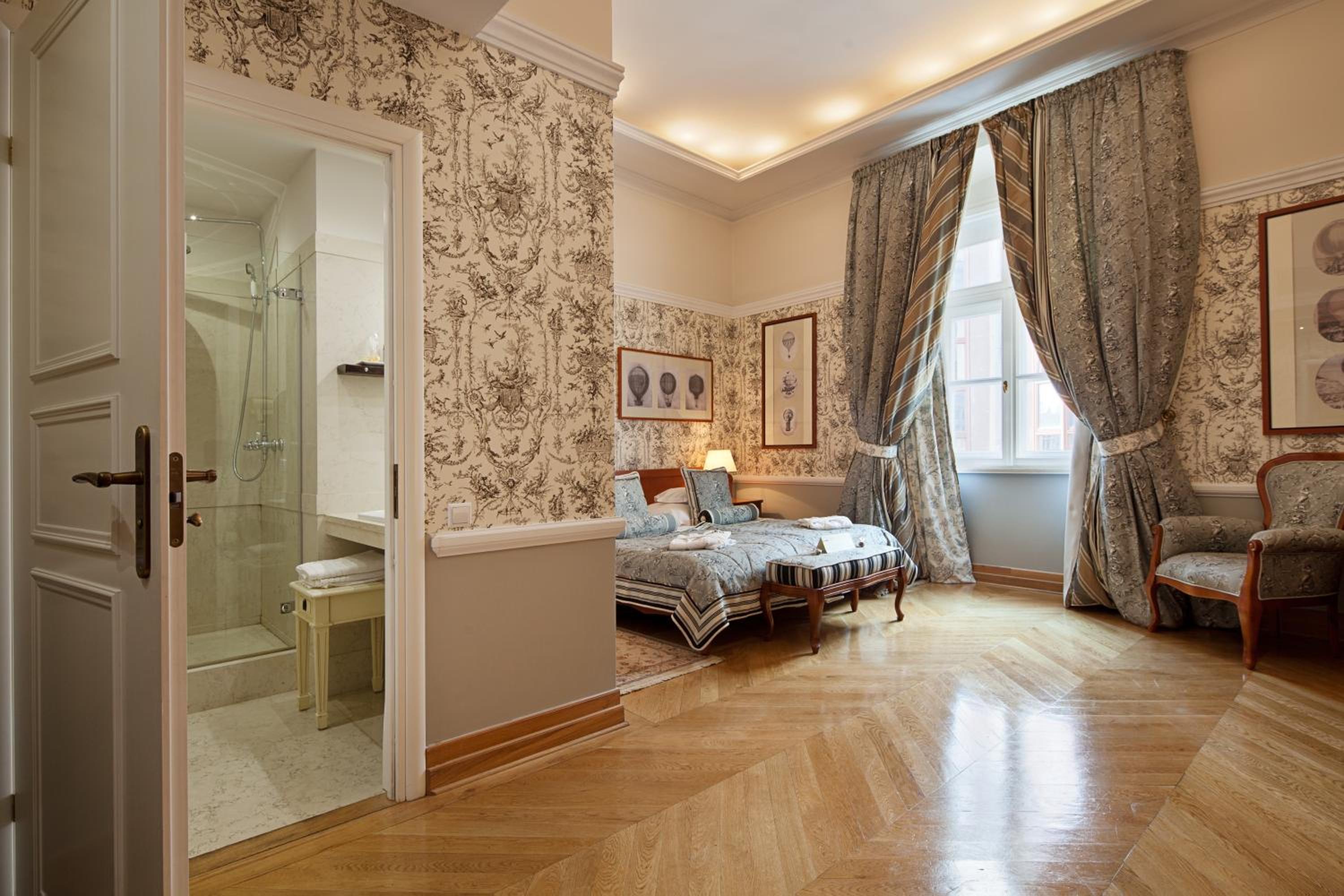 Executive Suite - Photo 8