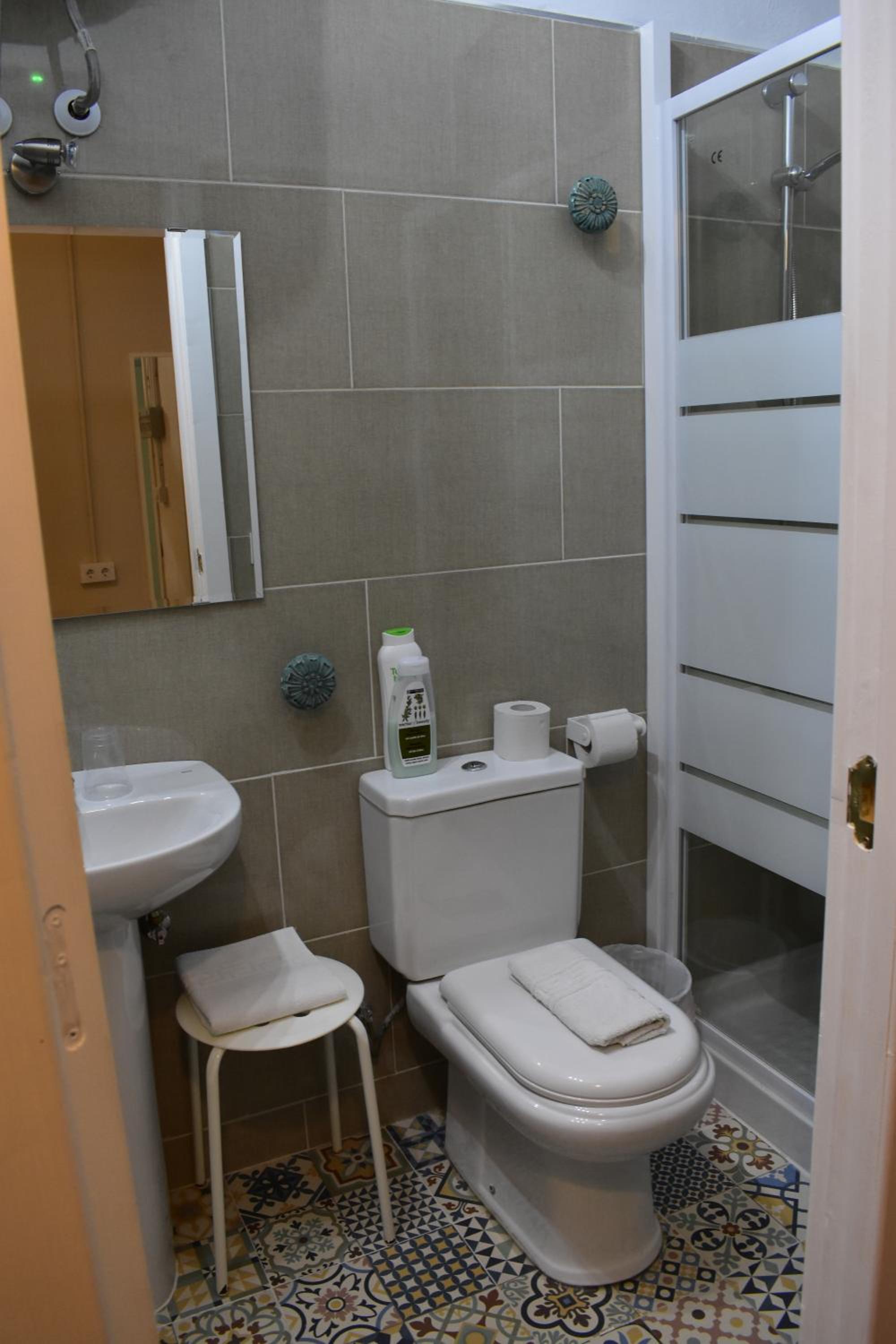 Triple Room with Private Bathroom - Photo 17