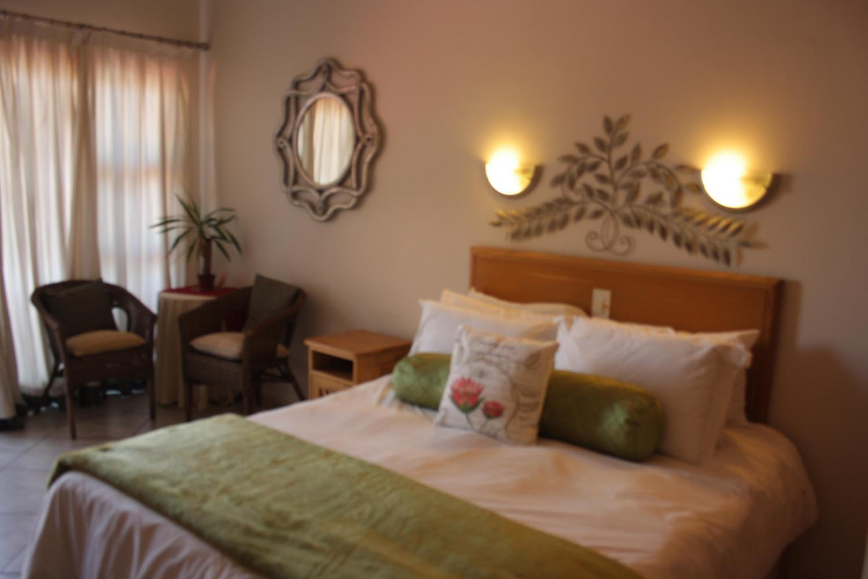 Queen Room with Balcony - Photo 9
