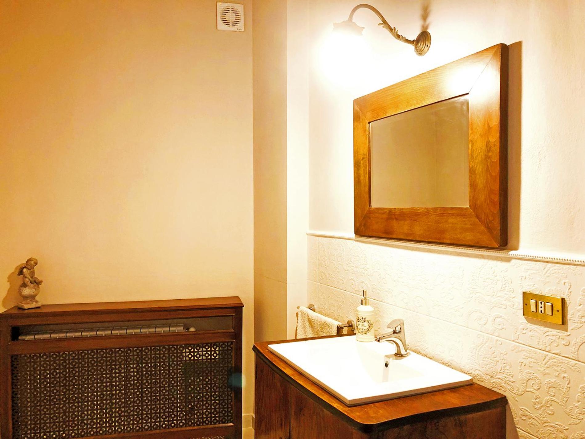 Deluxe Double Room with Balcony - Photo 6