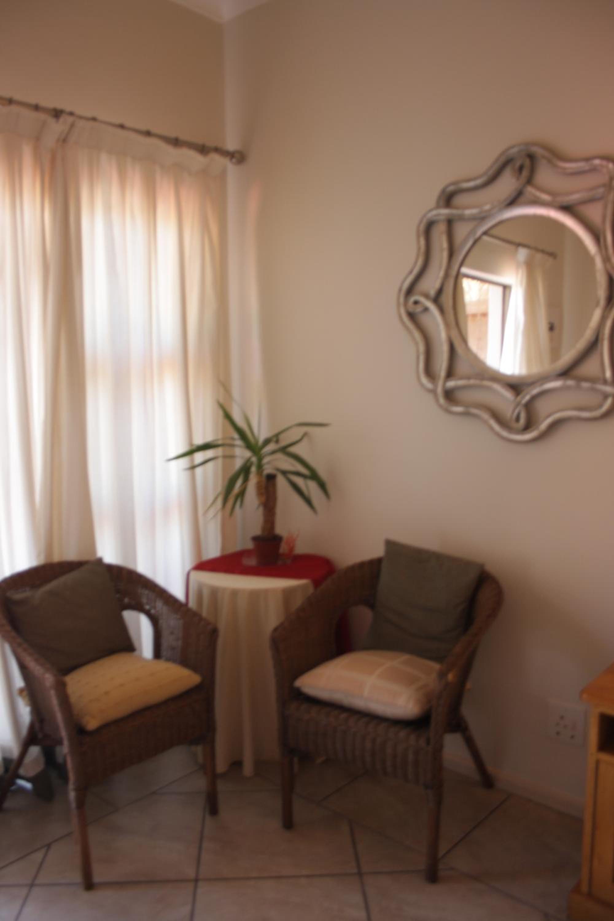 Queen Room with Balcony - Photo 10