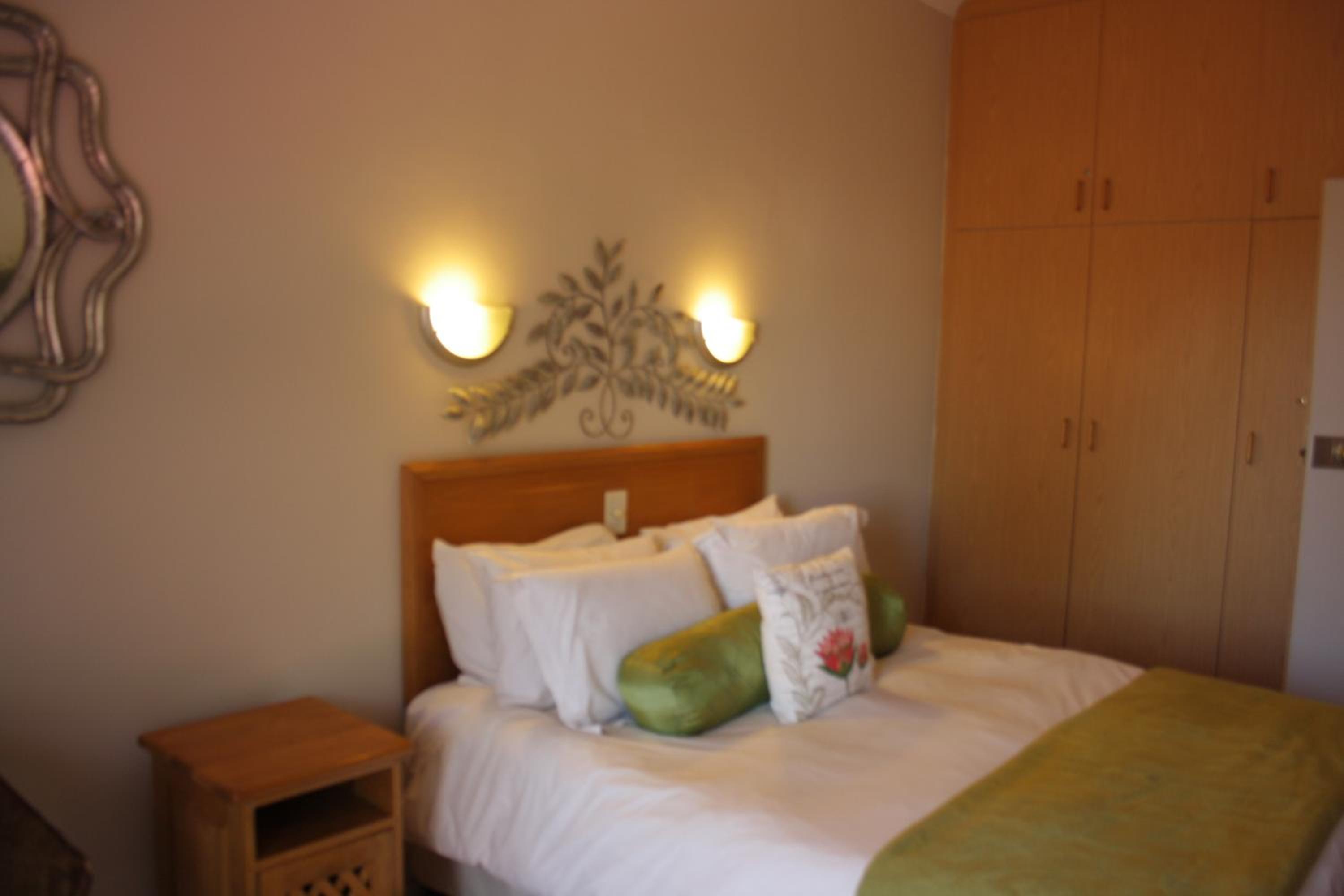 Queen Room with Balcony - Photo 8