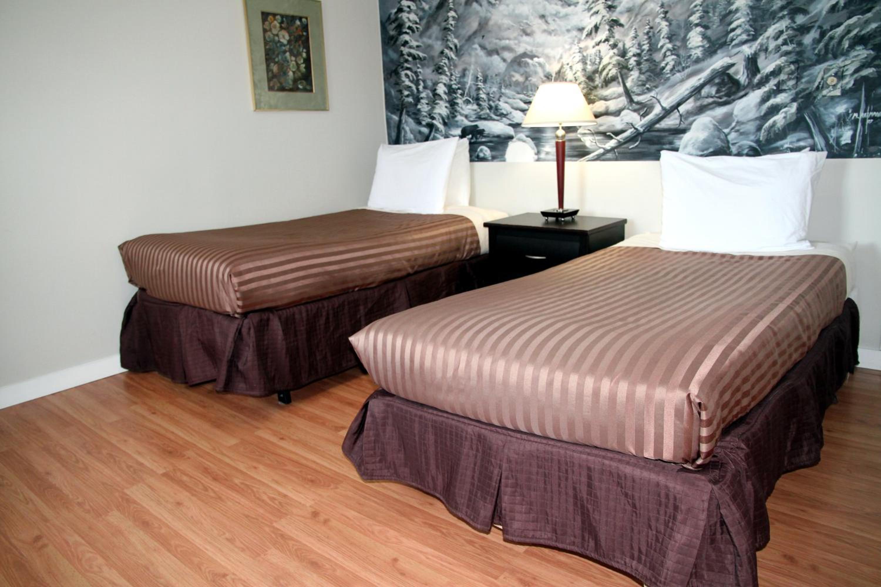Twin Room - Above Restaurant - Noisy