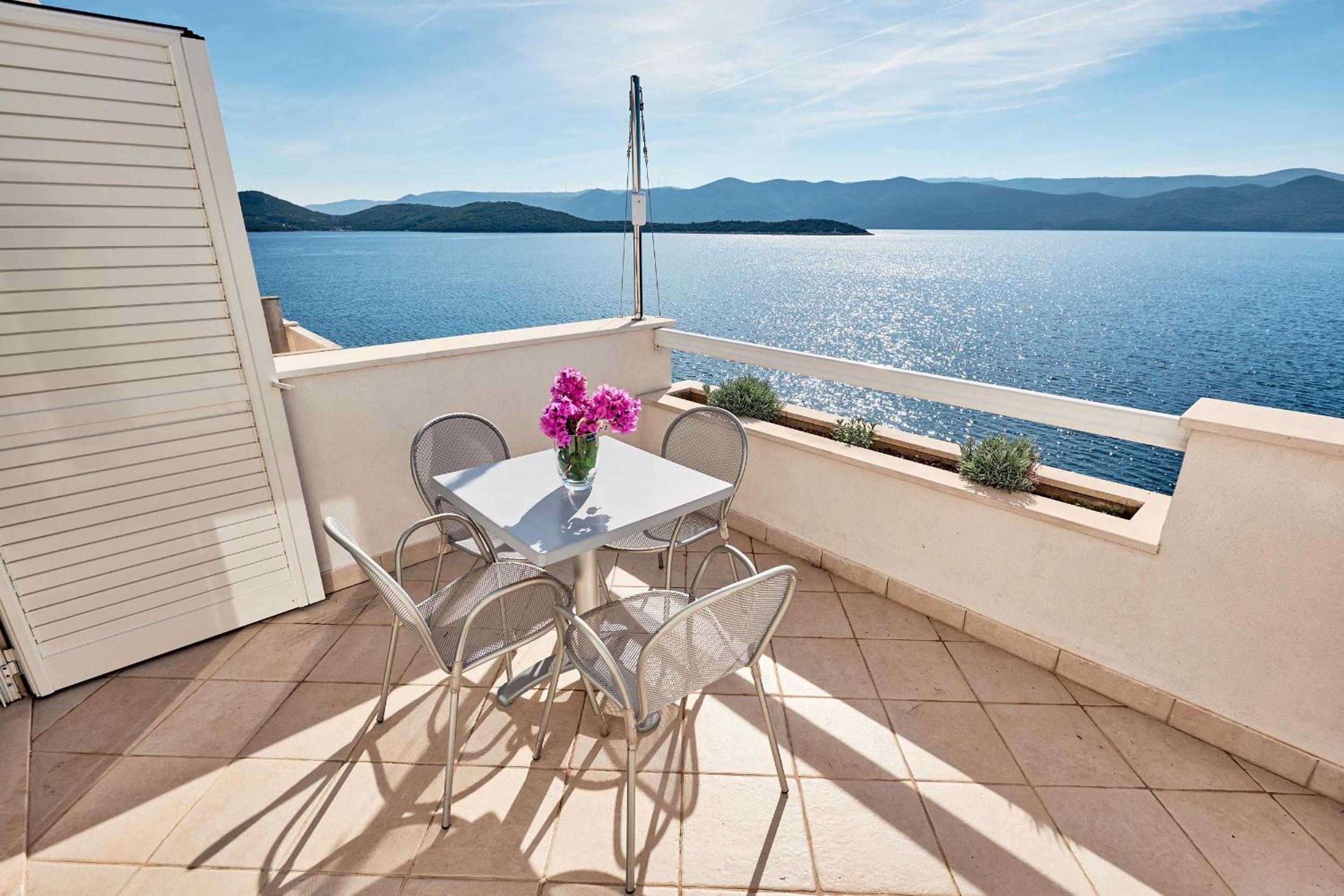 One-Bedroom Apartment with Balcony and Sea View photo 2