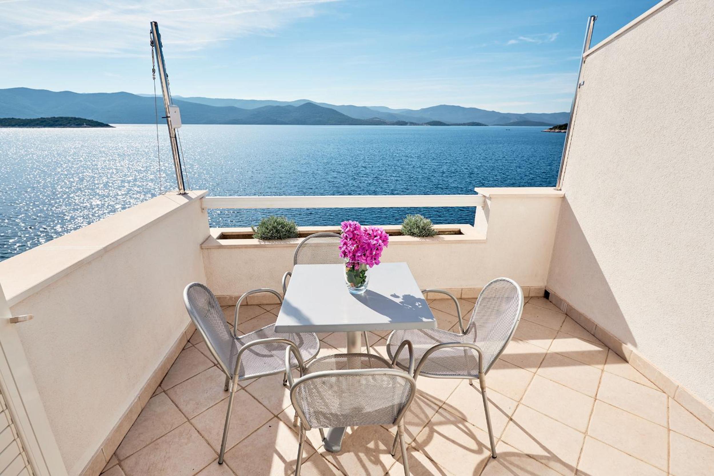 One-Bedroom Apartment with Balcony and Sea View photo 3