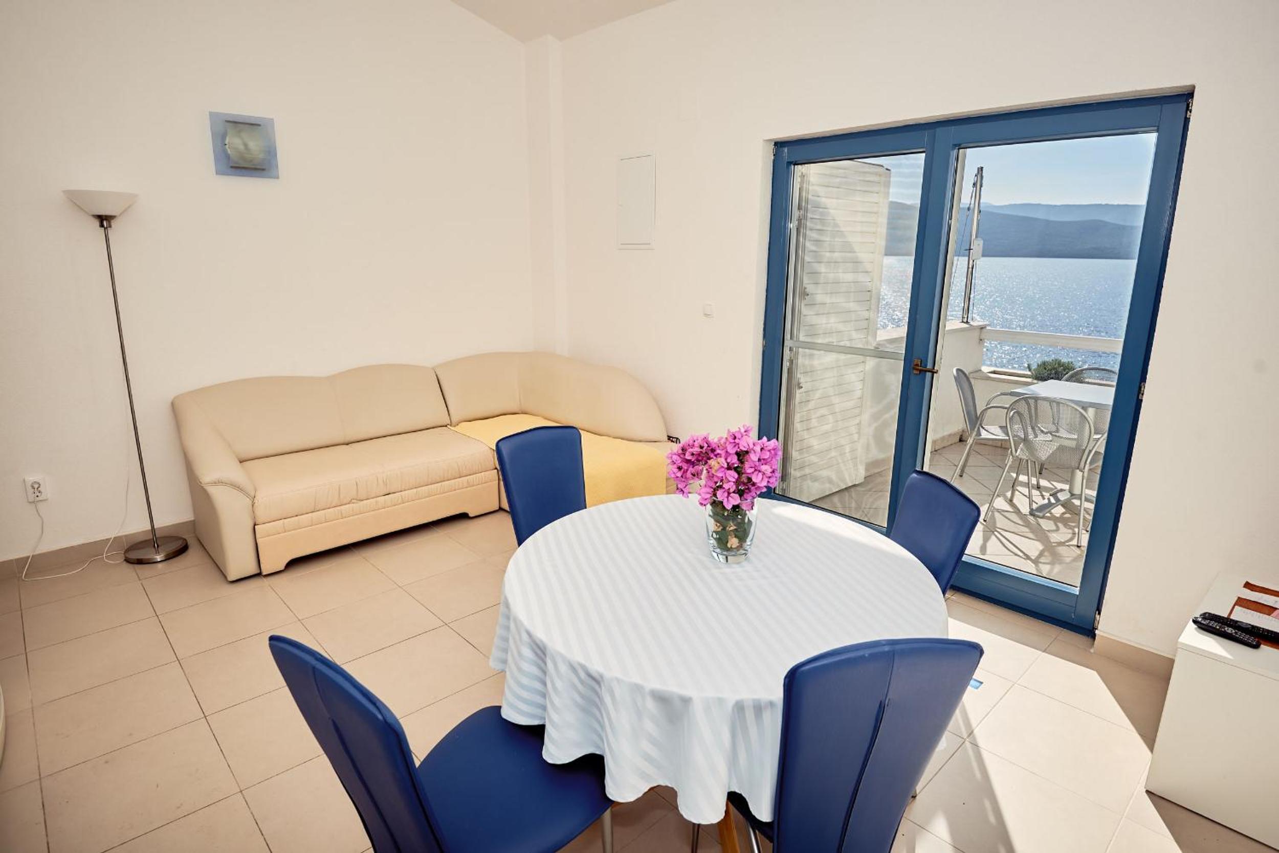One-Bedroom Apartment with Balcony and Sea View photo 1