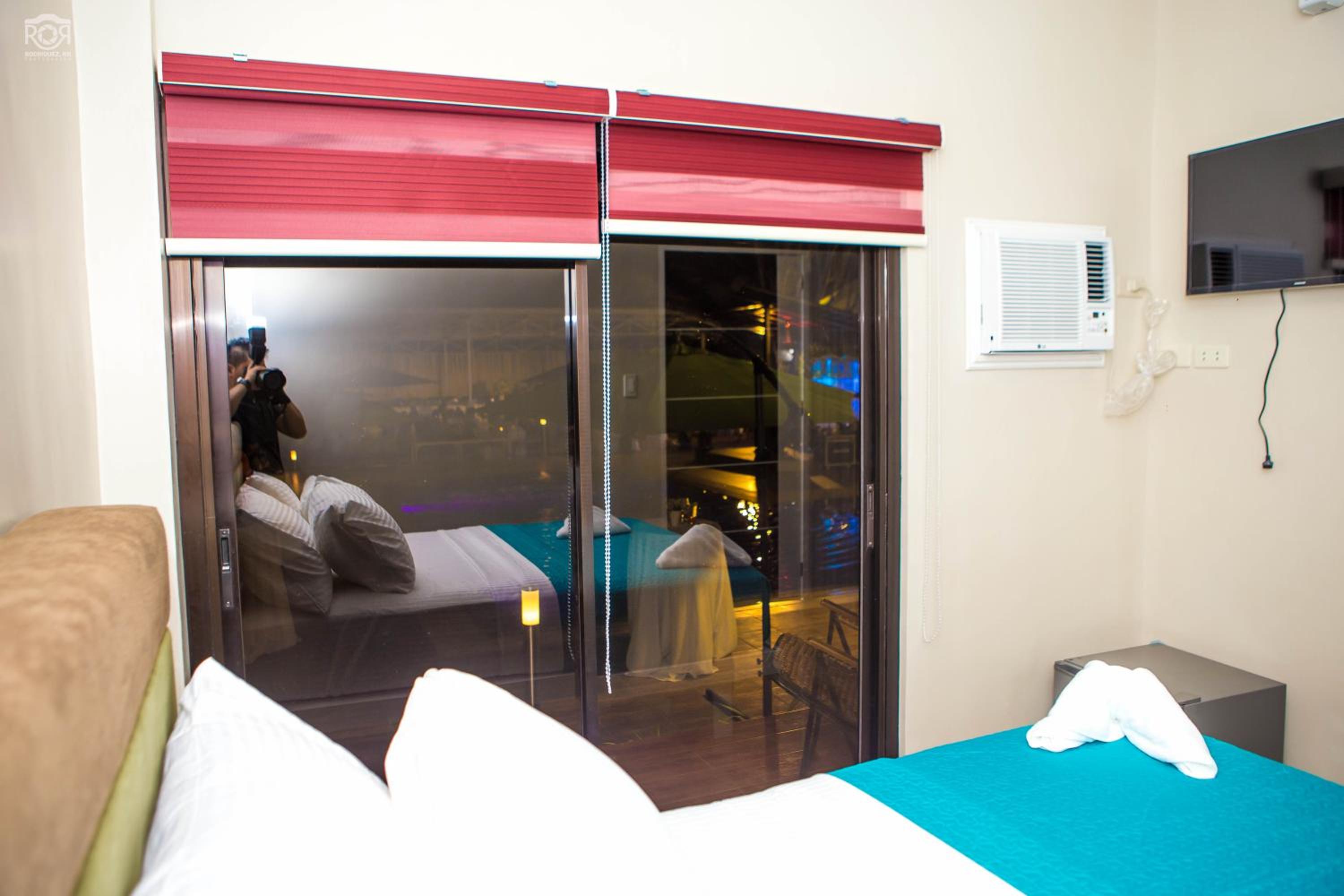 Queen Room with Pool View photo 3