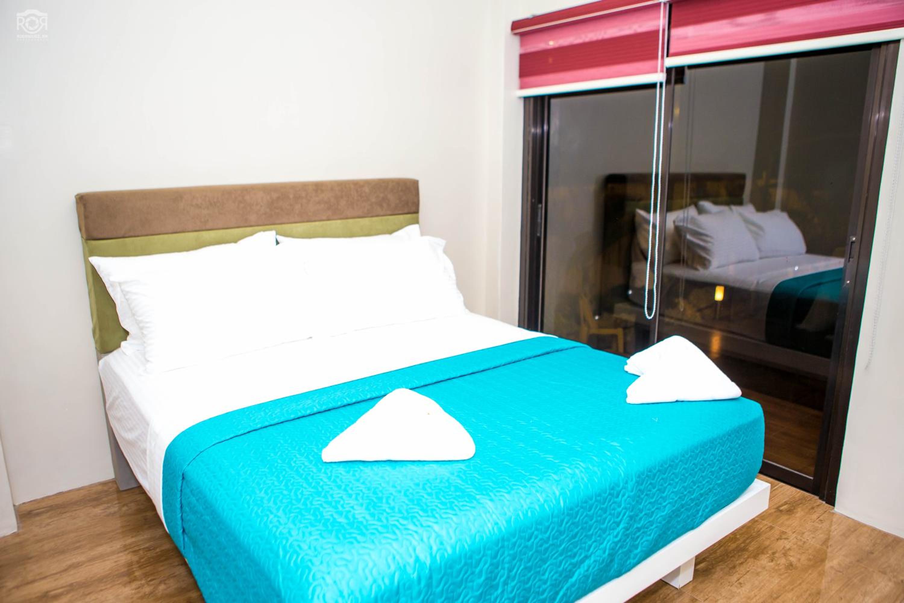 Queen Room with Pool View photo 2