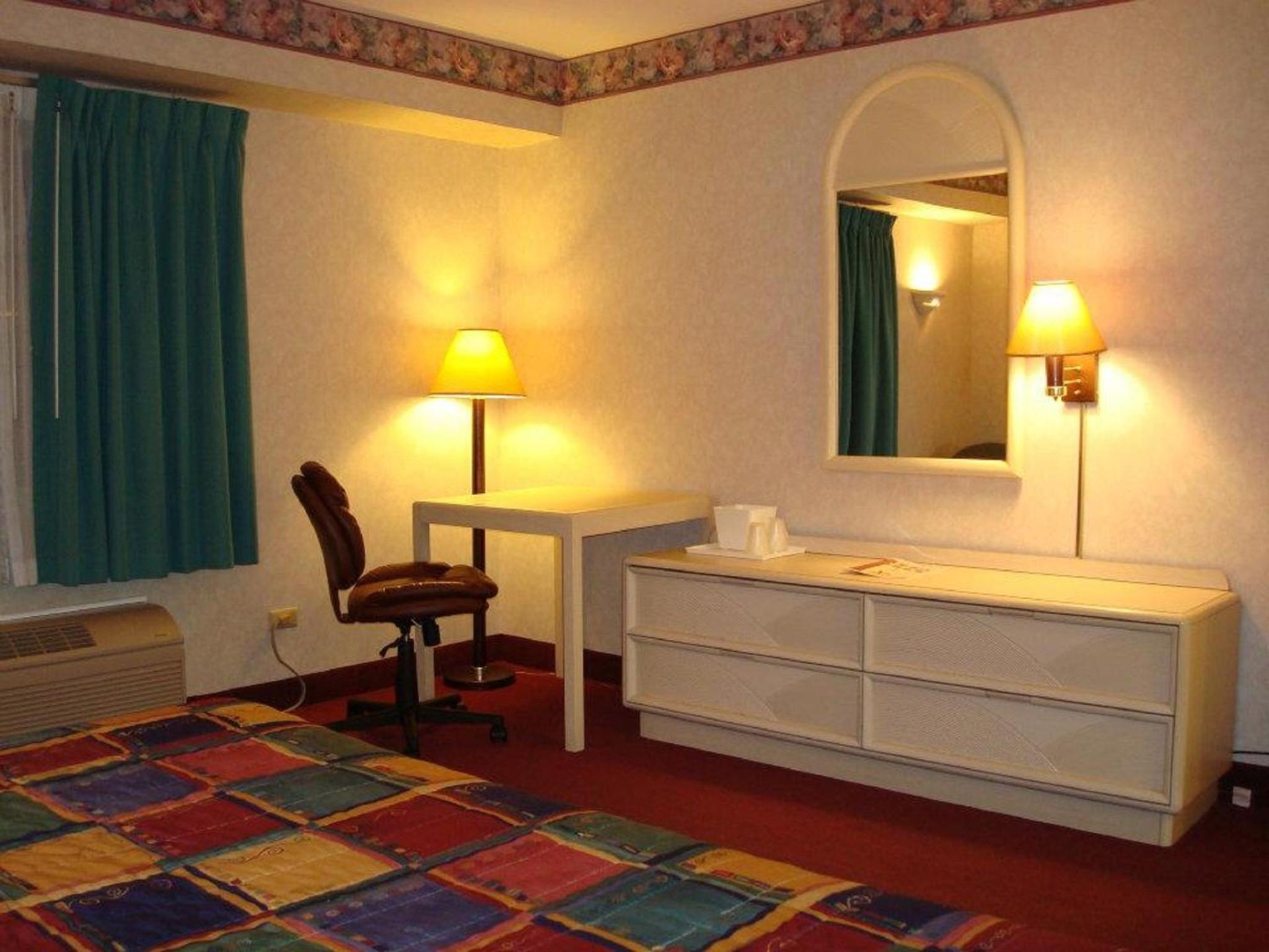 Queen Room with Two Queen Beds - Photo 5