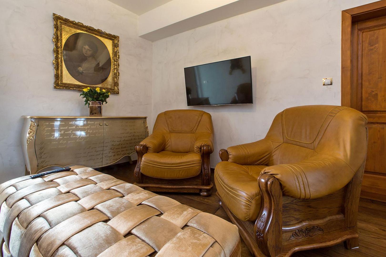 King Suite with Spa Bath and Balcony with Castle View - Photo 4