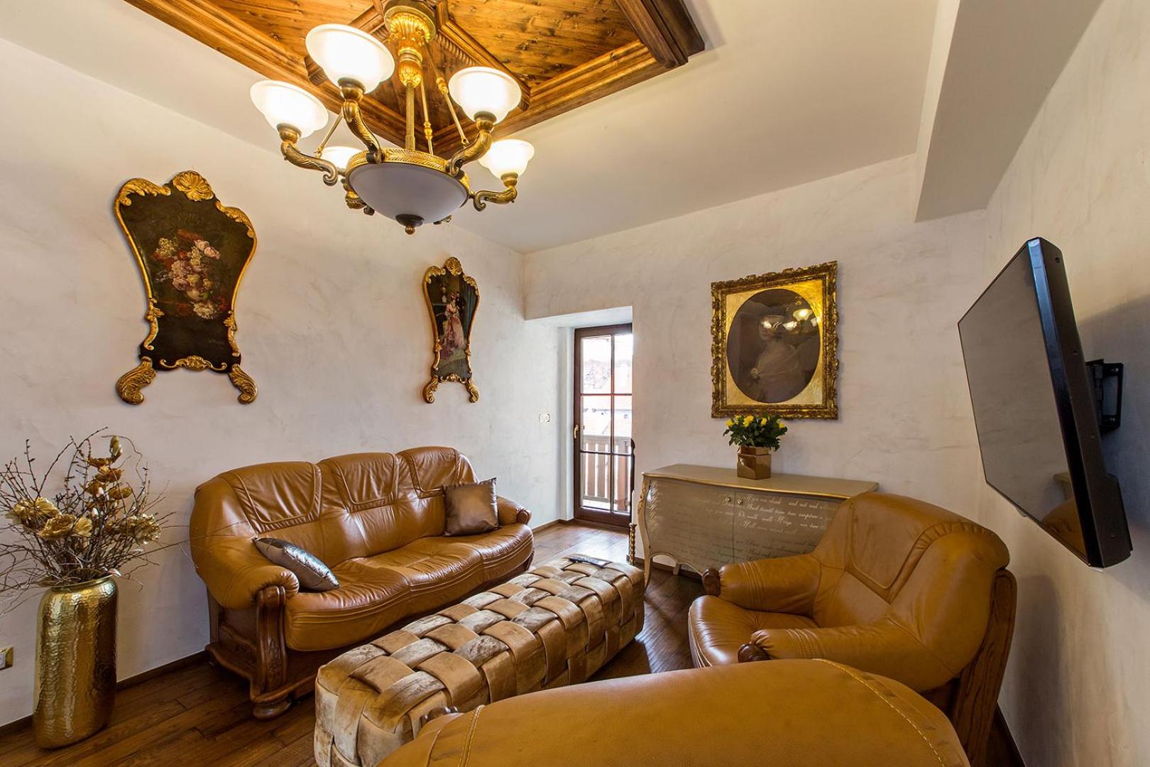 King Suite with Spa Bath and Balcony with Castle View - Photo 3