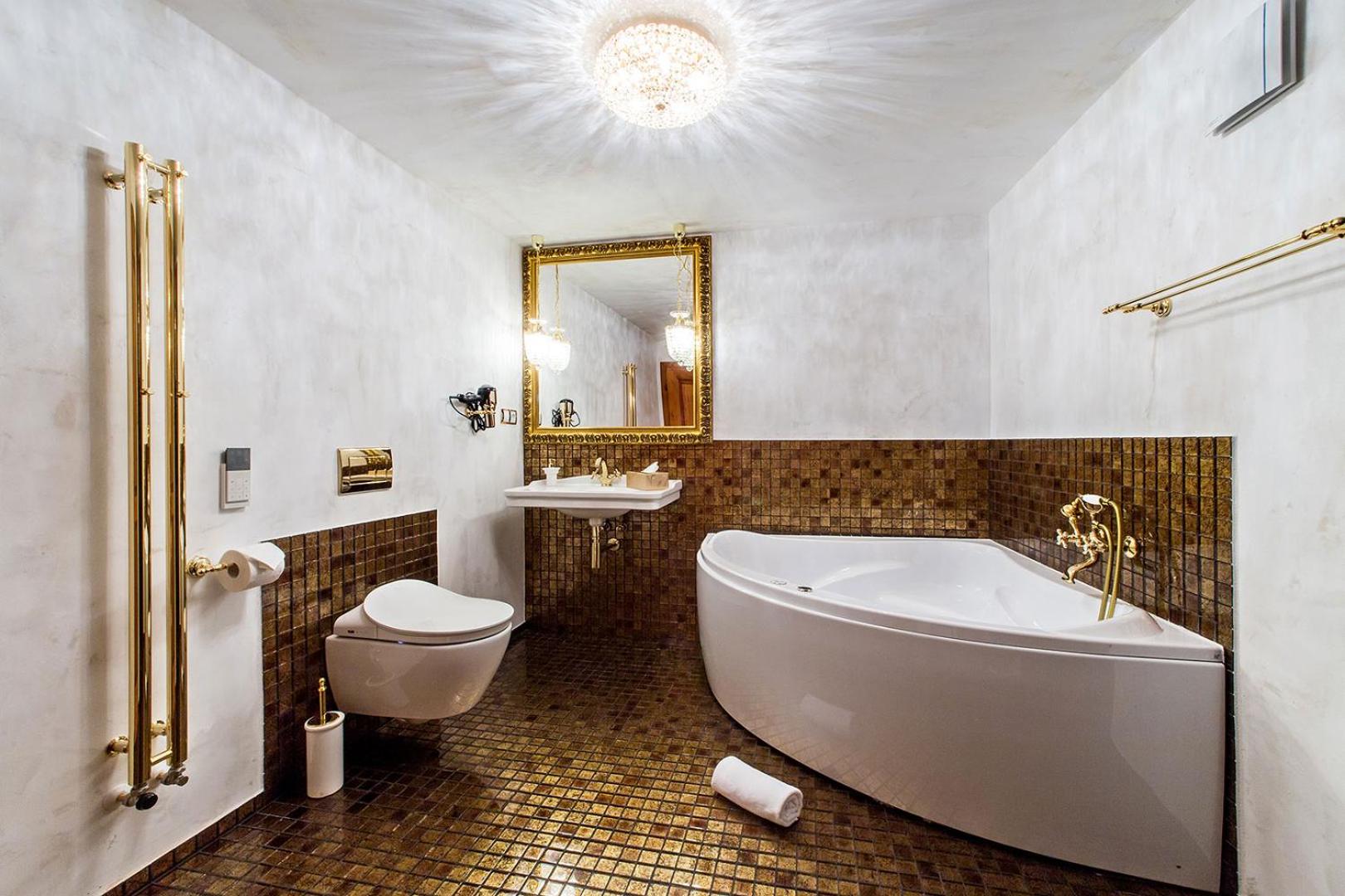 King Suite with Spa Bath and Balcony with Castle View - Photo 8