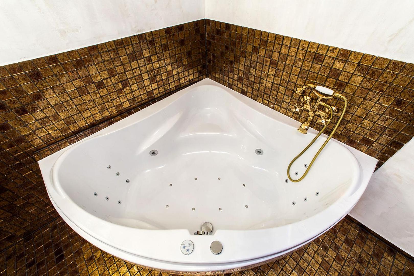 King Suite with Spa Bath and Balcony with Castle View - Photo 7