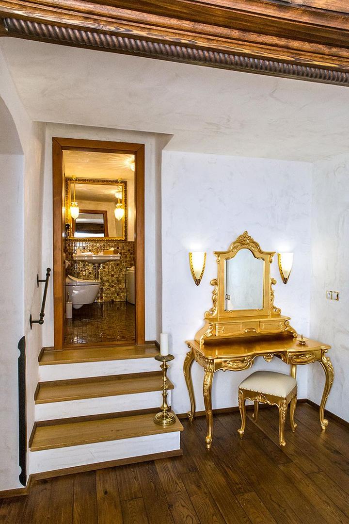 King Suite with Spa Bath and Balcony with Castle View - Photo 10