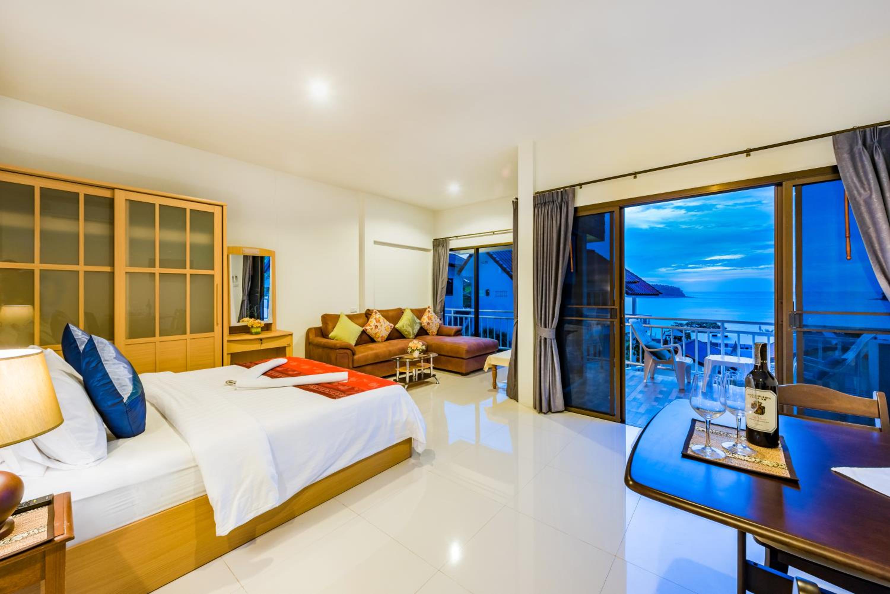 Deluxe Sea View Double Bed with Balcony photo 3