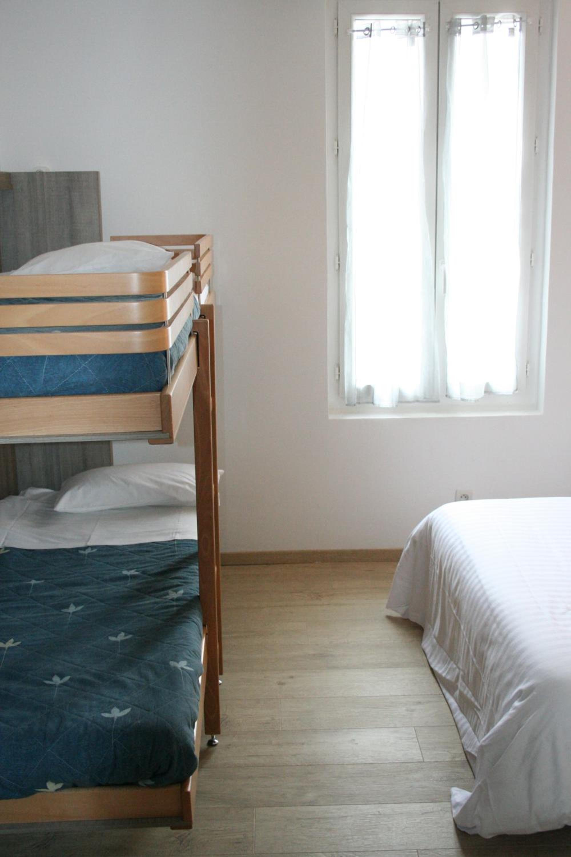 Quadruple Room with Bathroom - Photo 8
