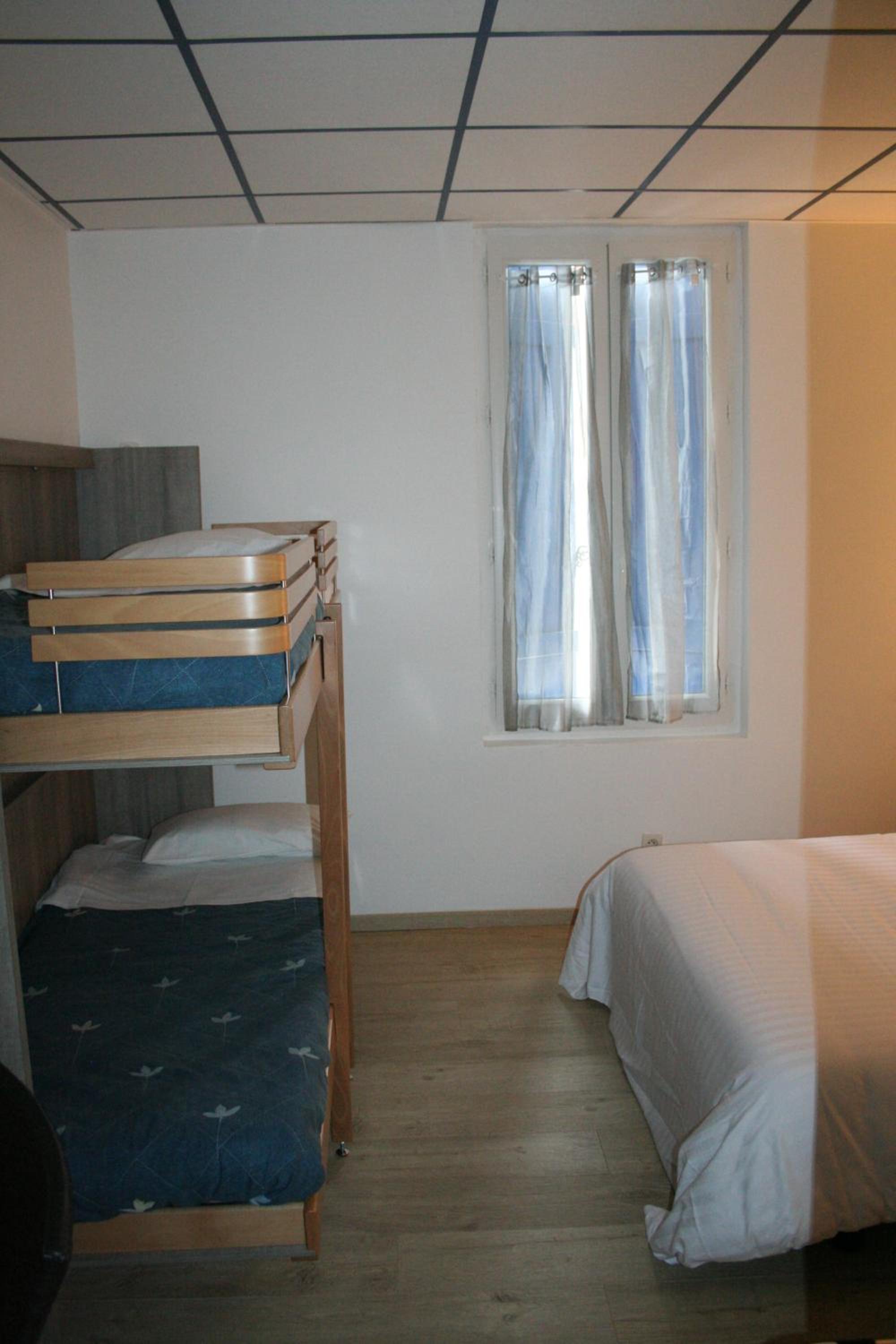 Quadruple Room with Bathroom - Photo 9