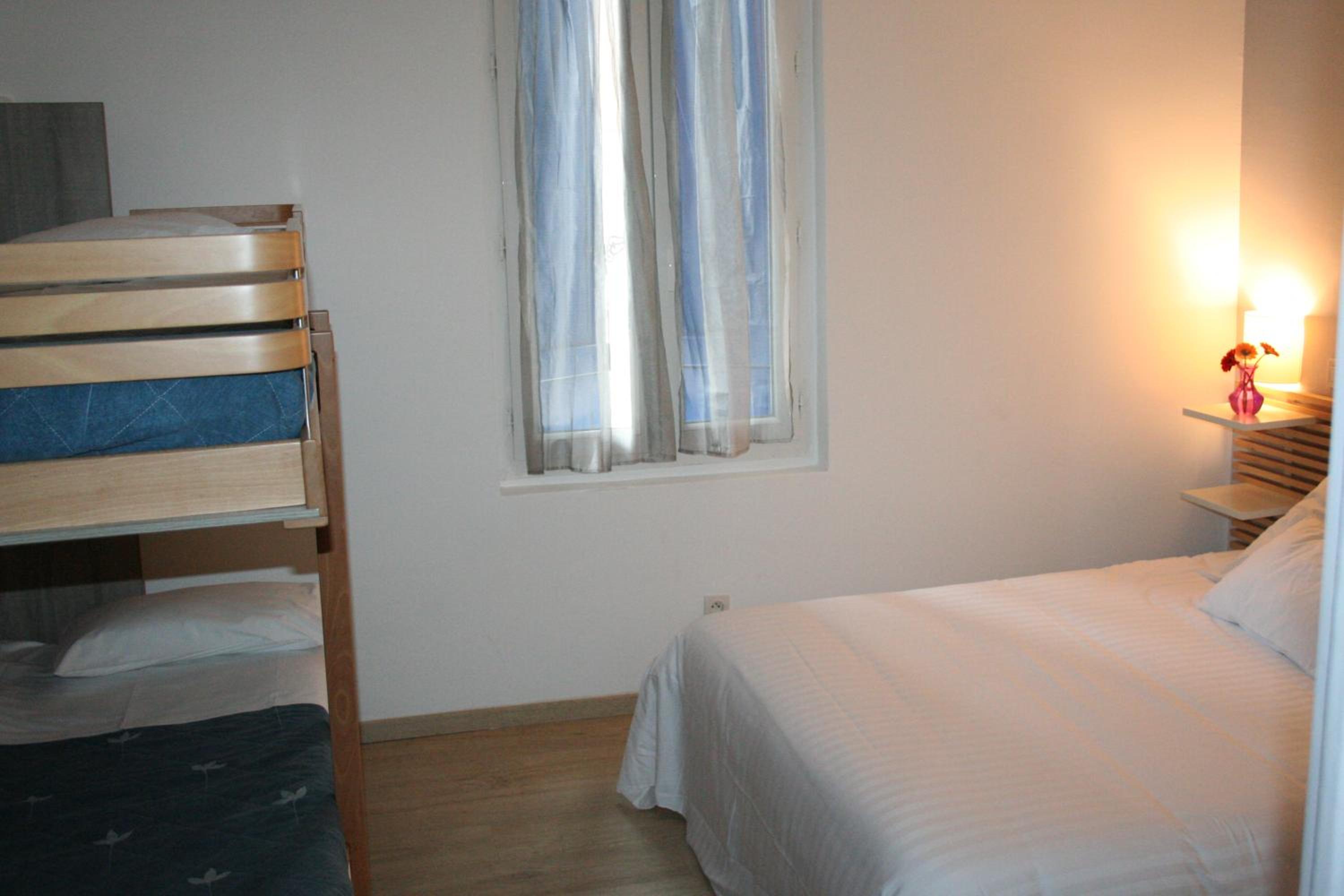 Quadruple Room with Bathroom - Photo 7