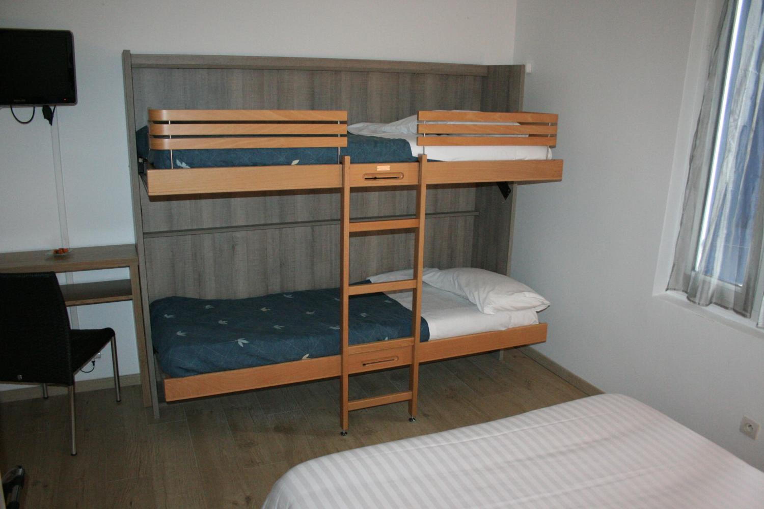 Quadruple Room with Bathroom - Photo 10