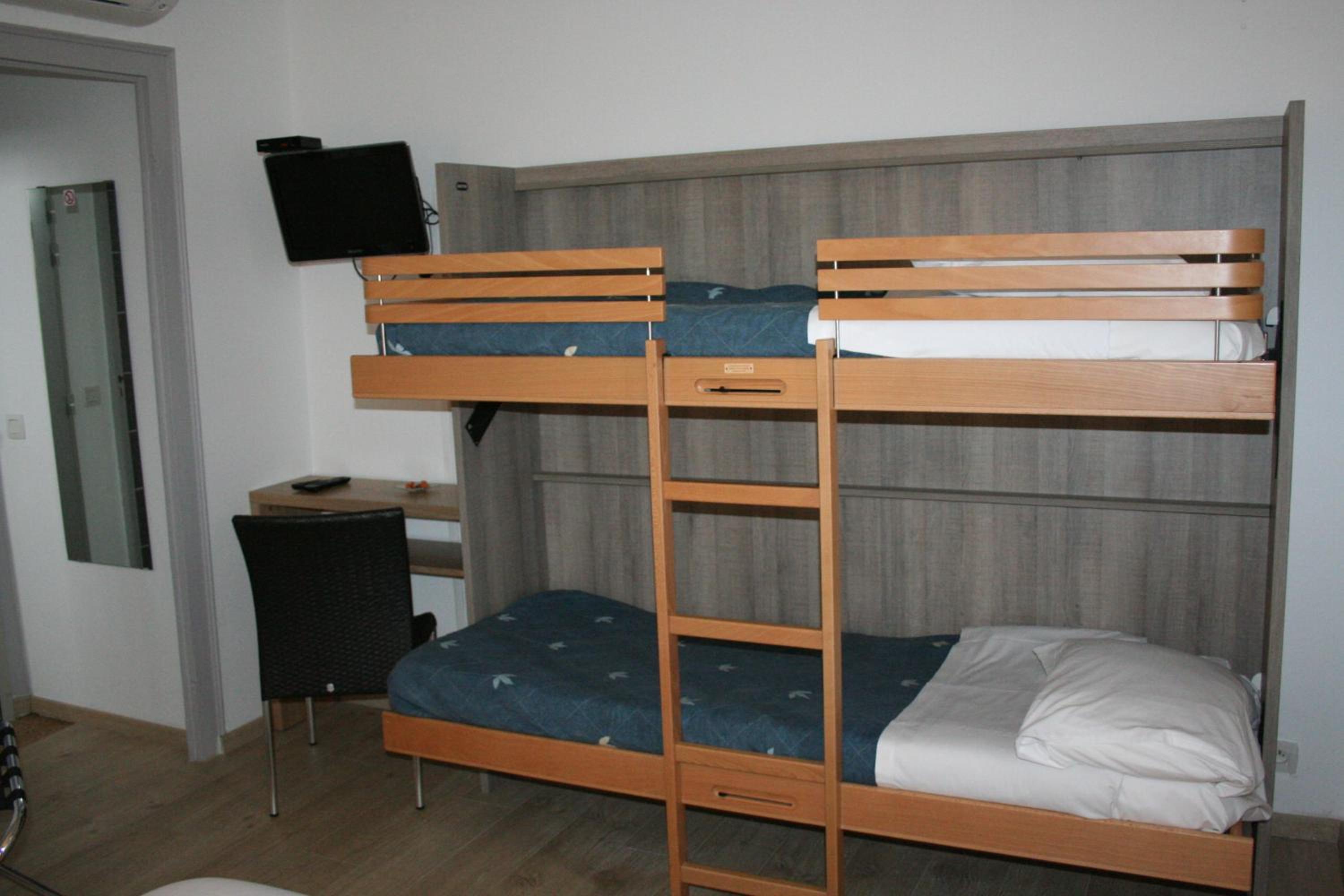 Quadruple Room with Bathroom - Photo 6