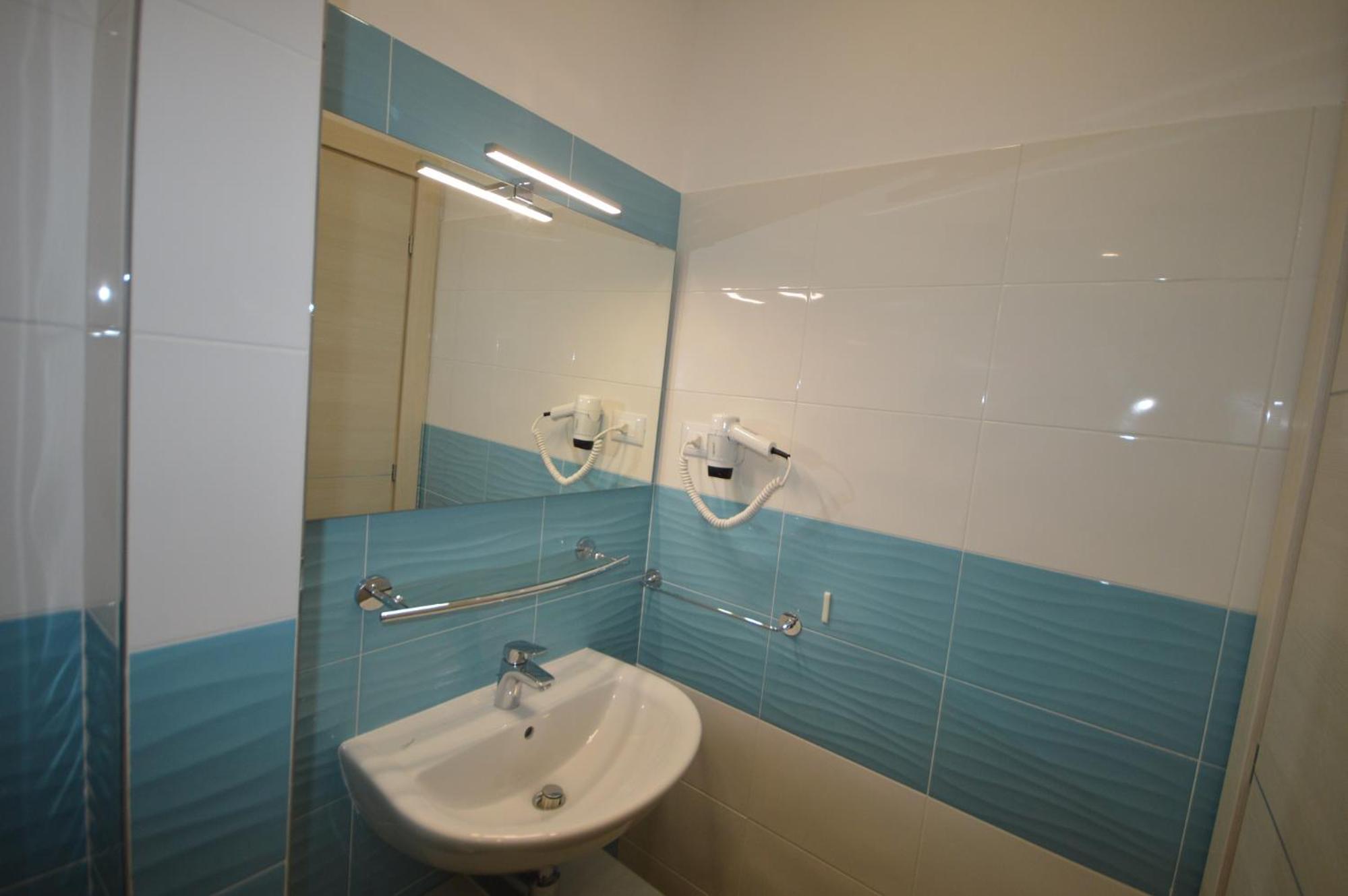 Large Double or Twin Room - Photo 10