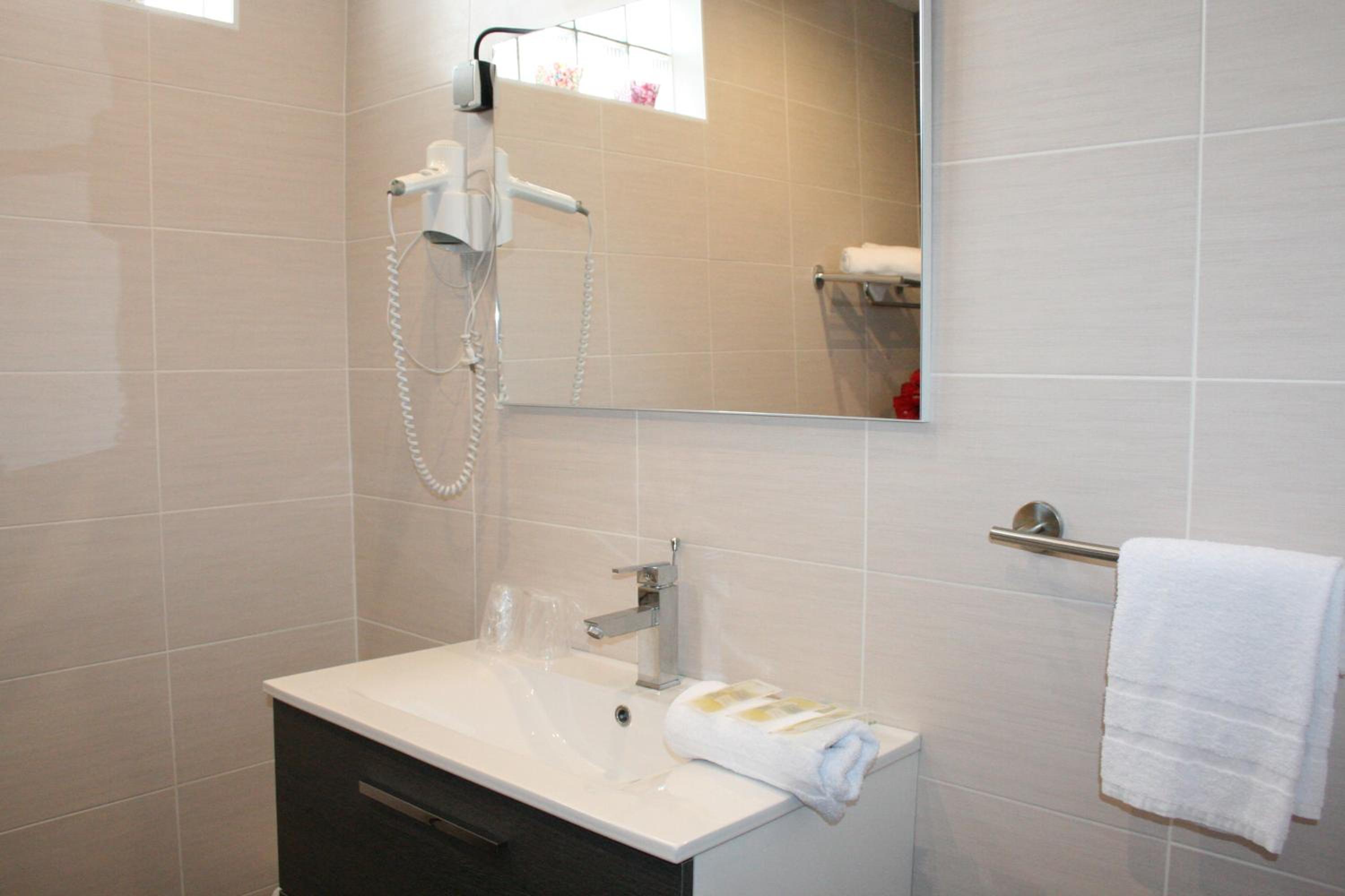 Quadruple Room with Bathroom - Photo 5