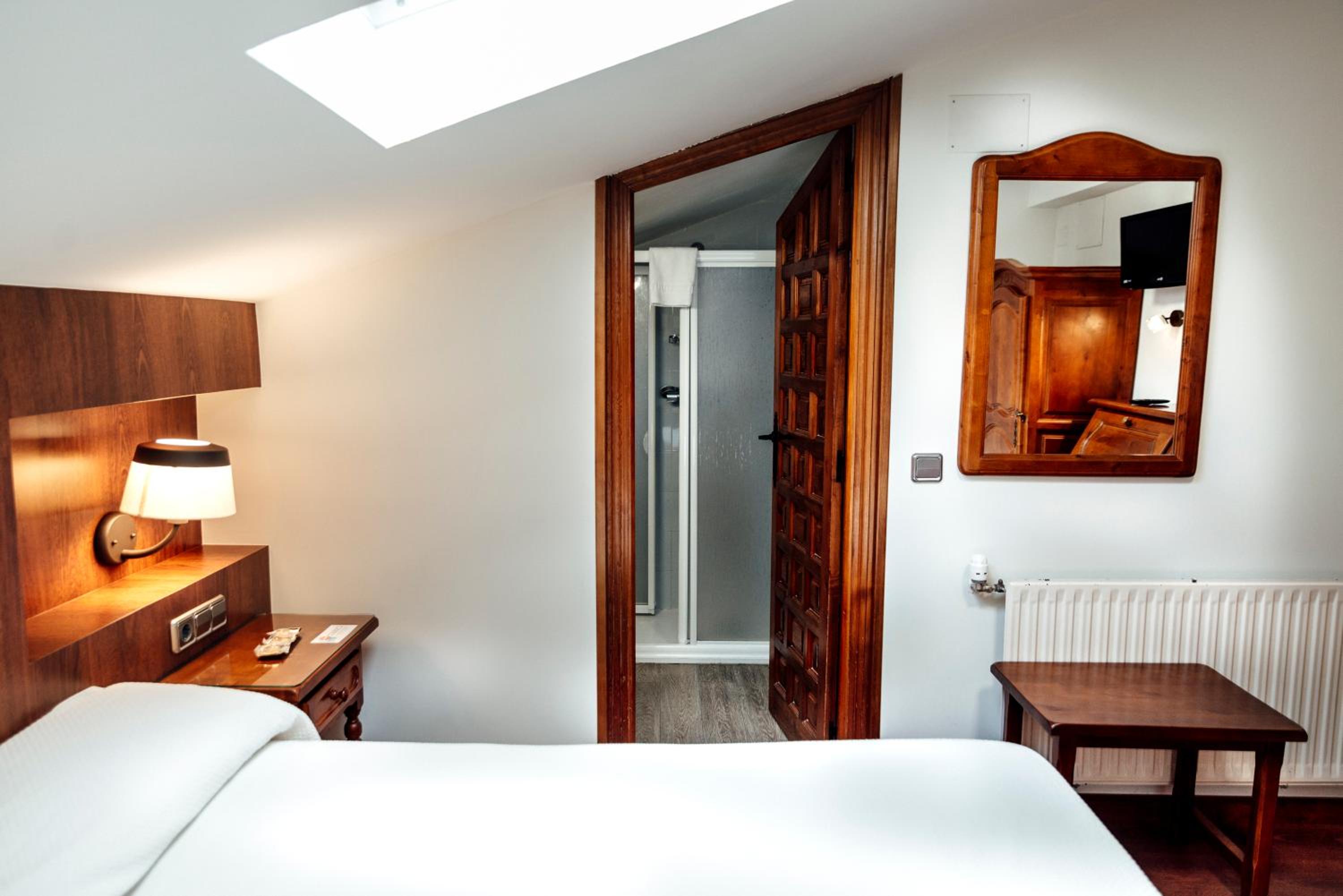 Classic Double or Twin Room - Photo 17