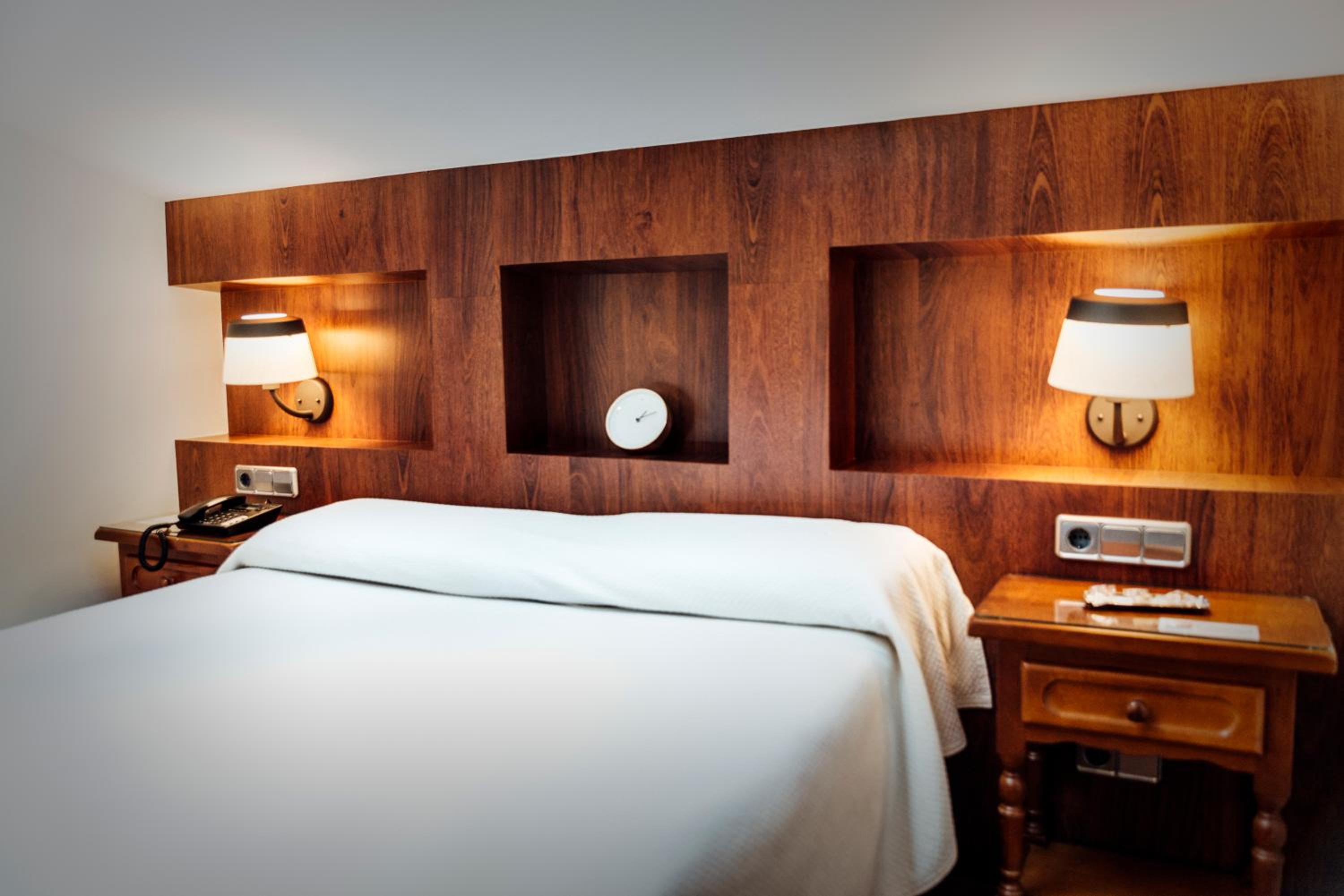 Classic Double or Twin Room - Photo 16