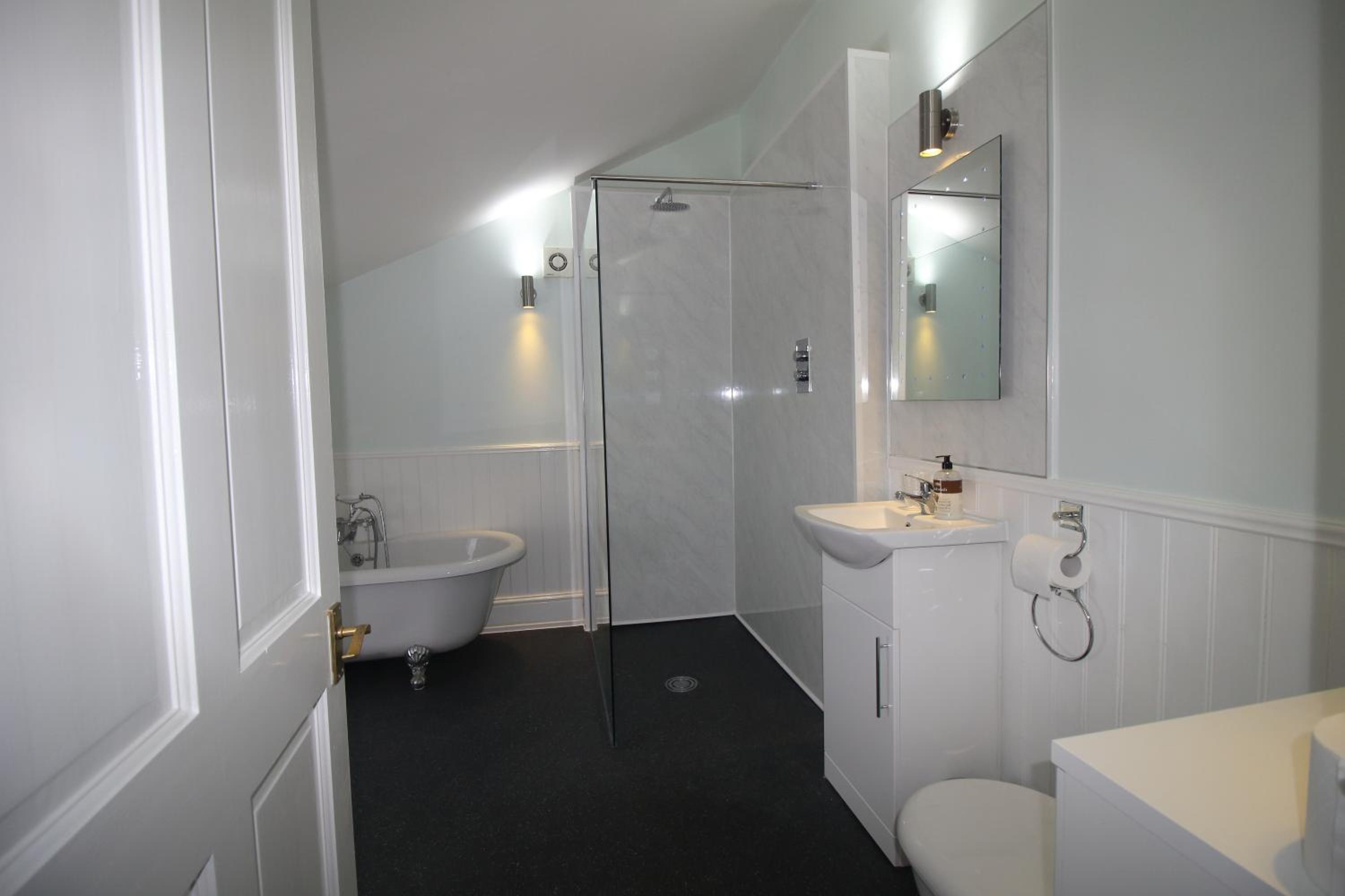 Queen Room with External Private Bathroom photo 3