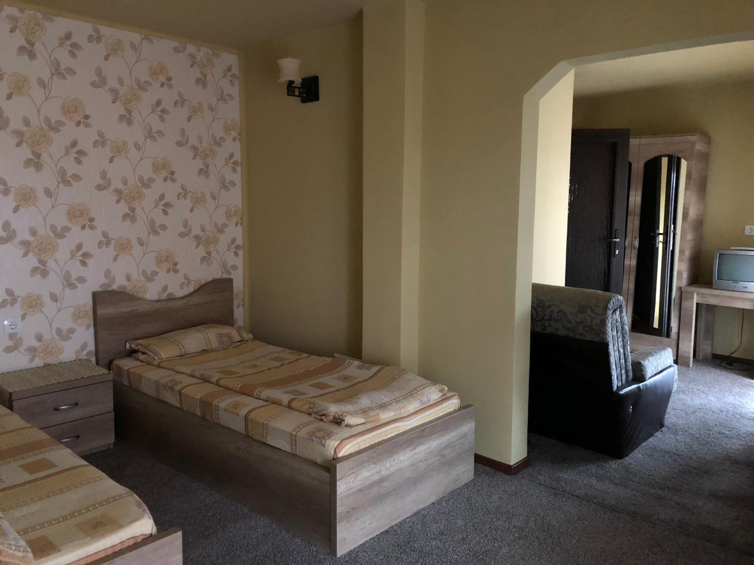 Queen Room with Balcony - Photo 4