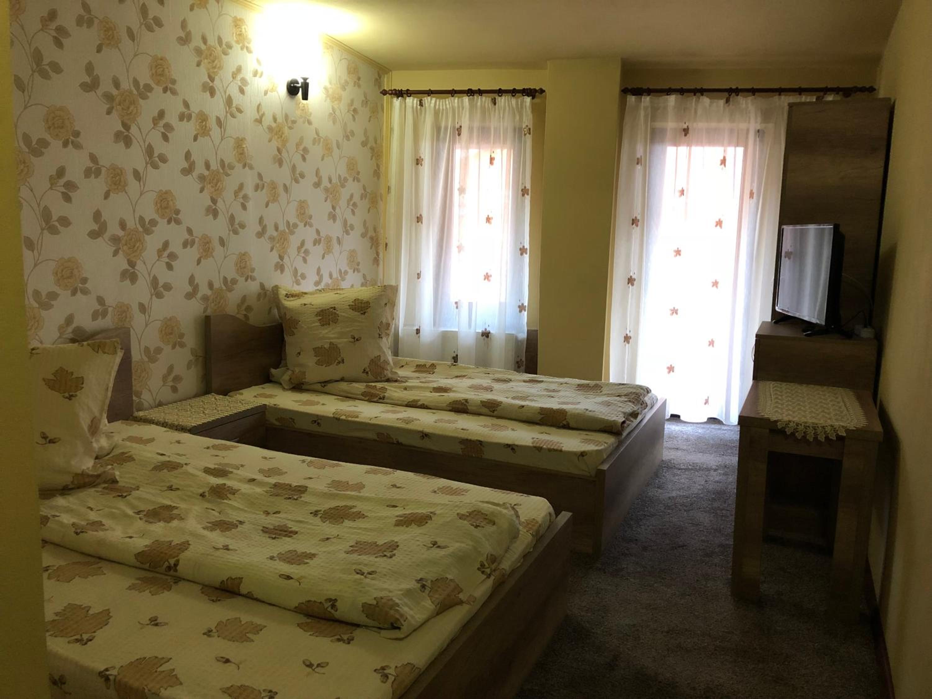 King Room with Balcony - Photo 7