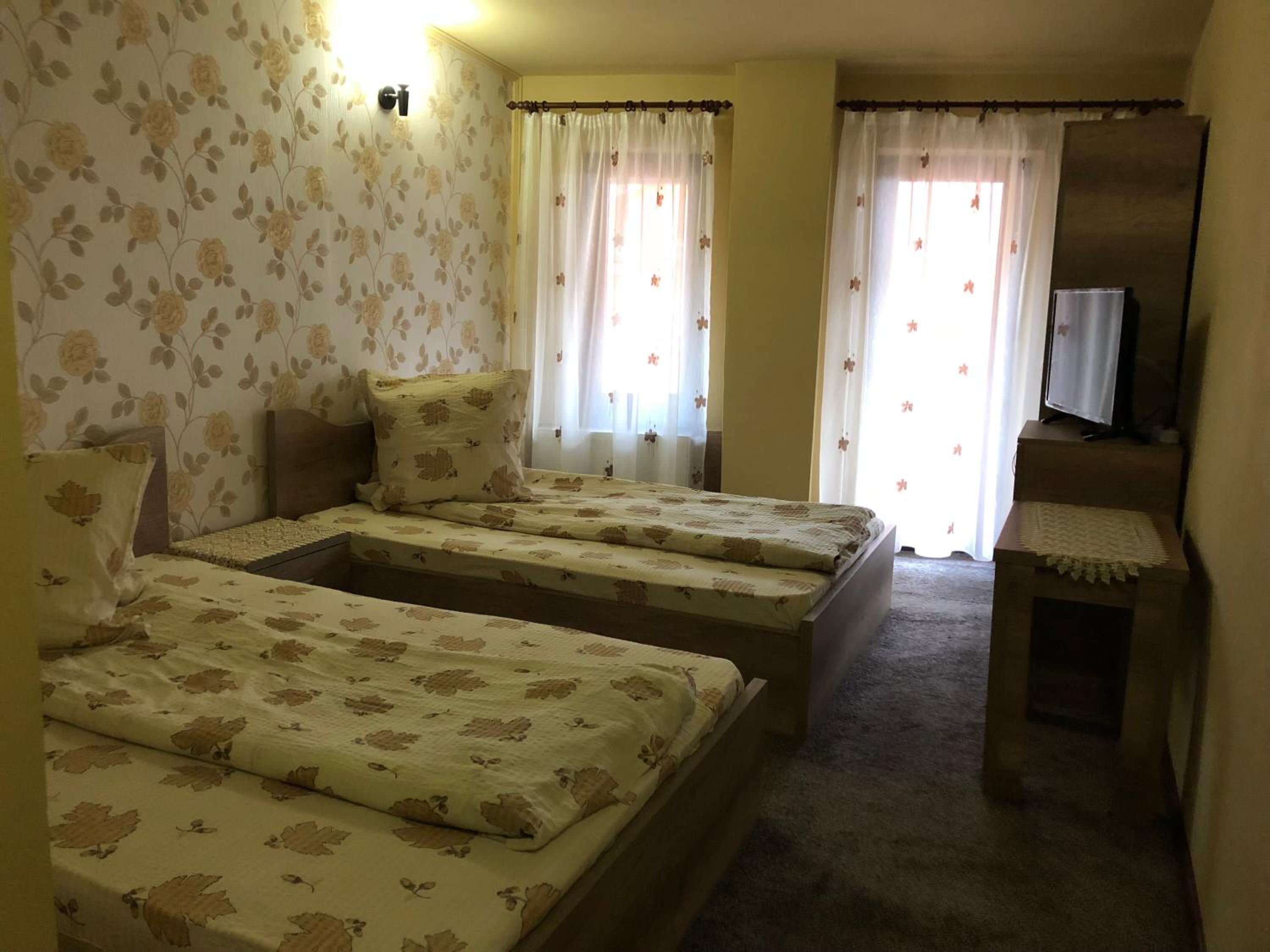 King Room with Balcony - Photo 4