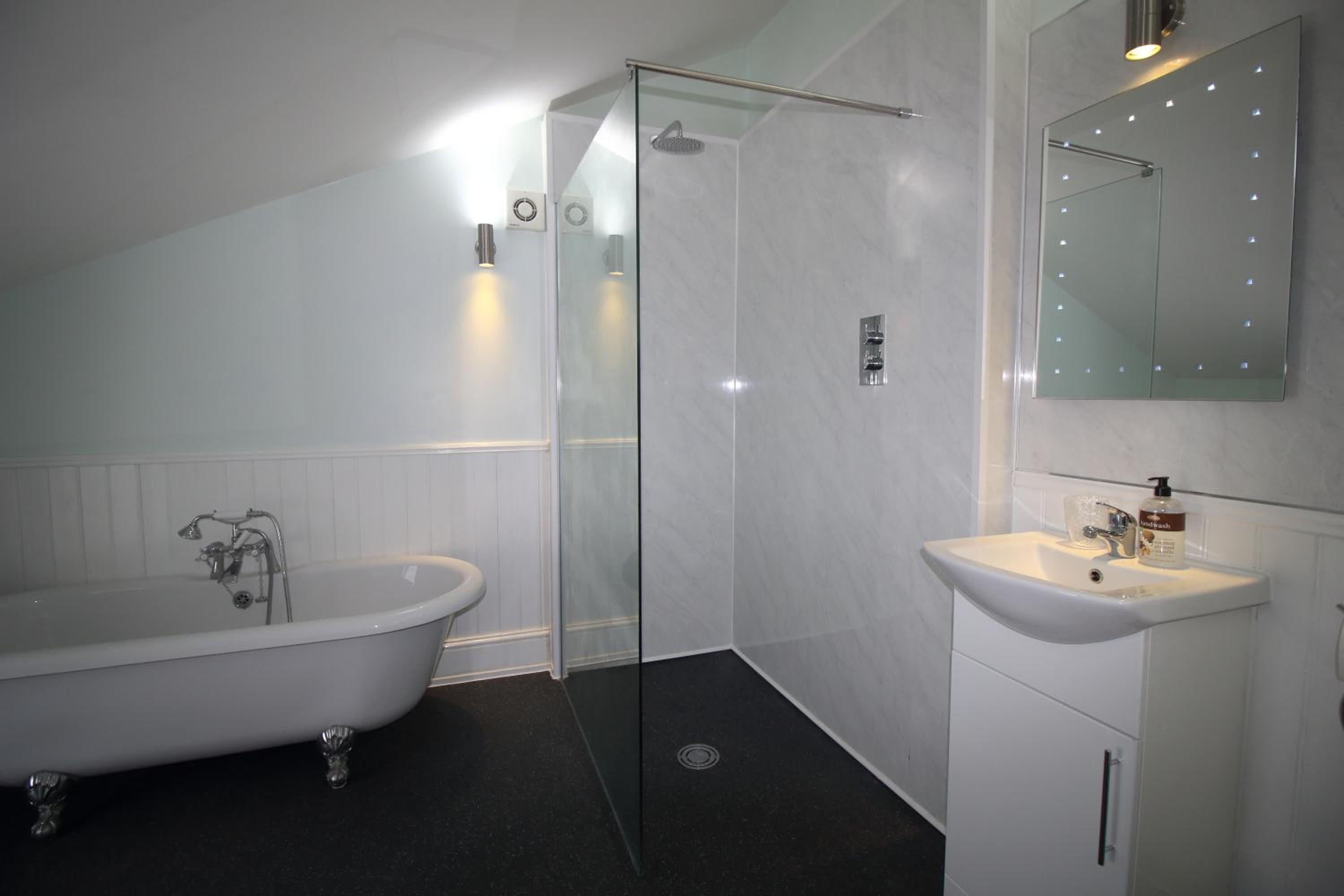 Queen Room with External Private Bathroom photo 2