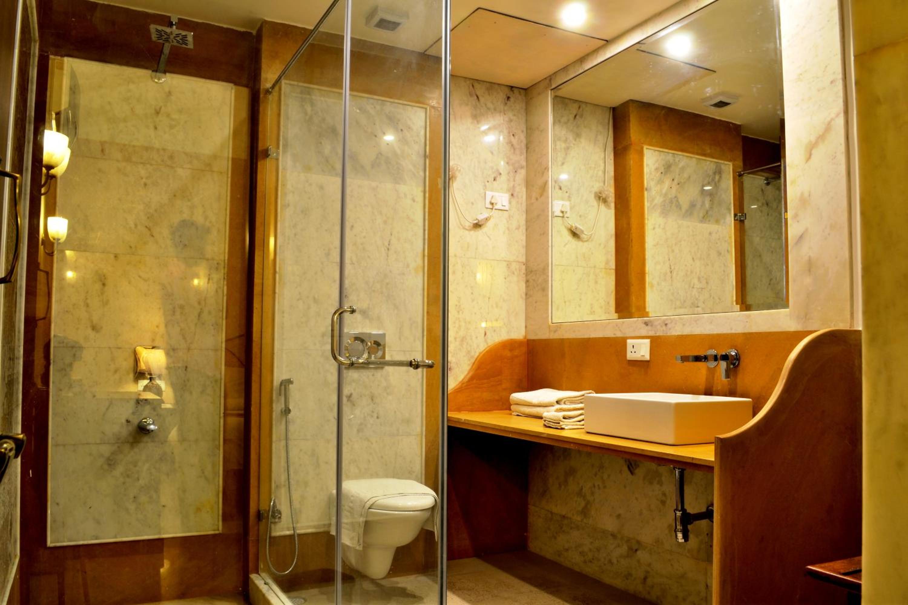 Junior Suite – Includes free pickup from airport/ train station / bus station via tuk-tuk, & a dedicated travel desk to assist with local sightseeing tours, intercity travel arrangements & activities. - Photo 16