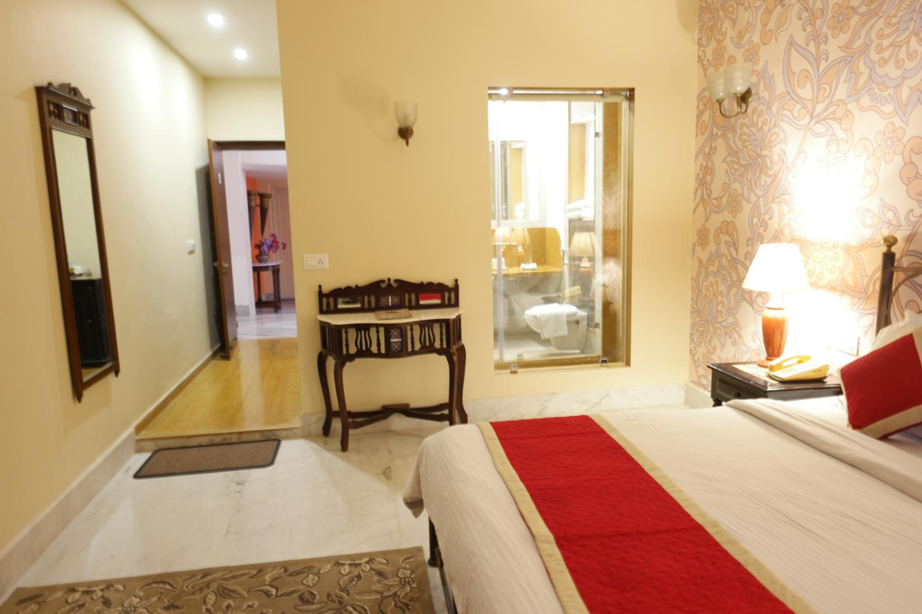 Junior Suite – Includes free pickup from airport/ train station / bus station via tuk-tuk, & a dedicated travel desk to assist with local sightseeing tours, intercity travel arrangements & activities. - Photo 28